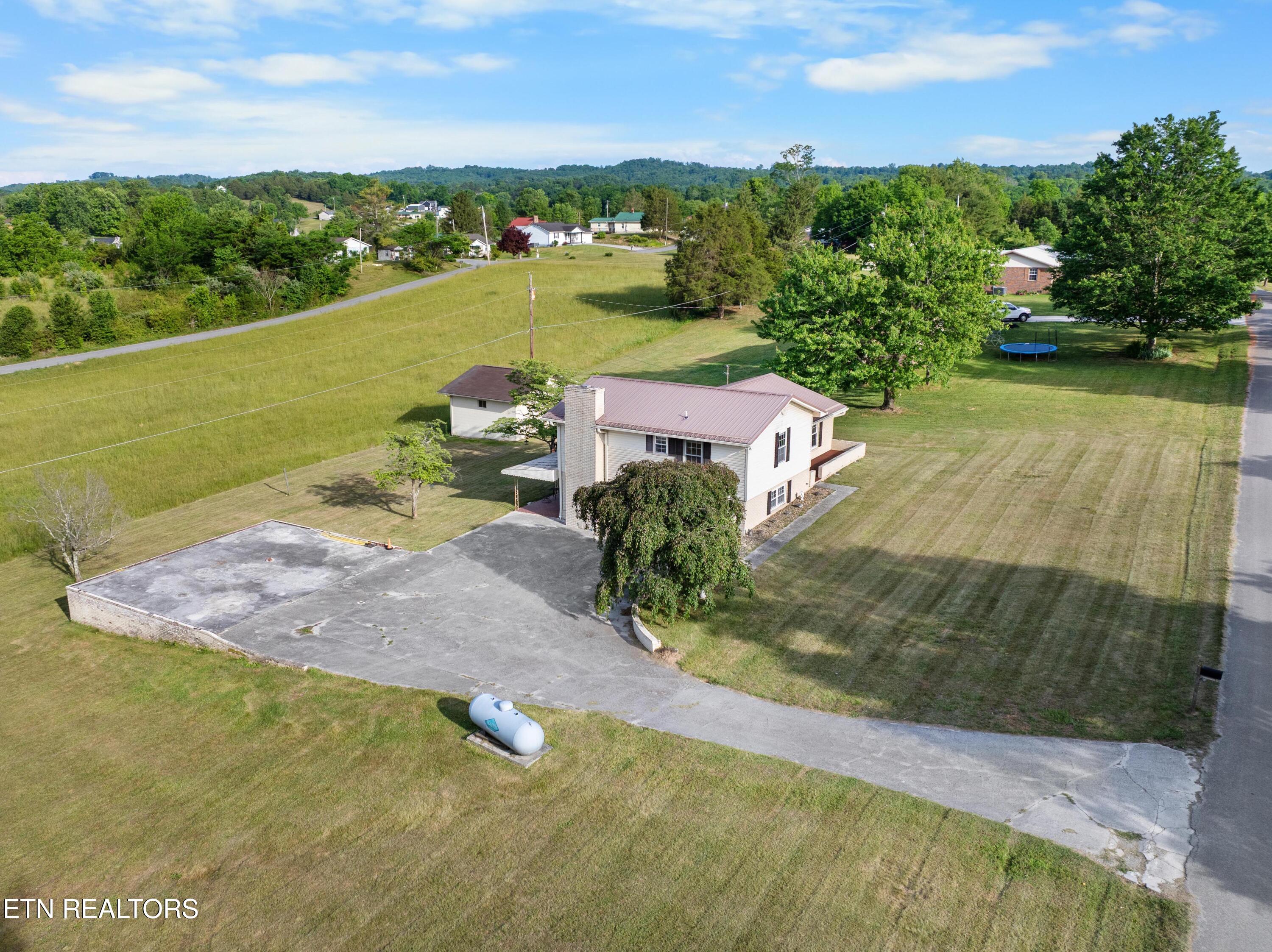 121 E Village Circle Lafollette TN 37766