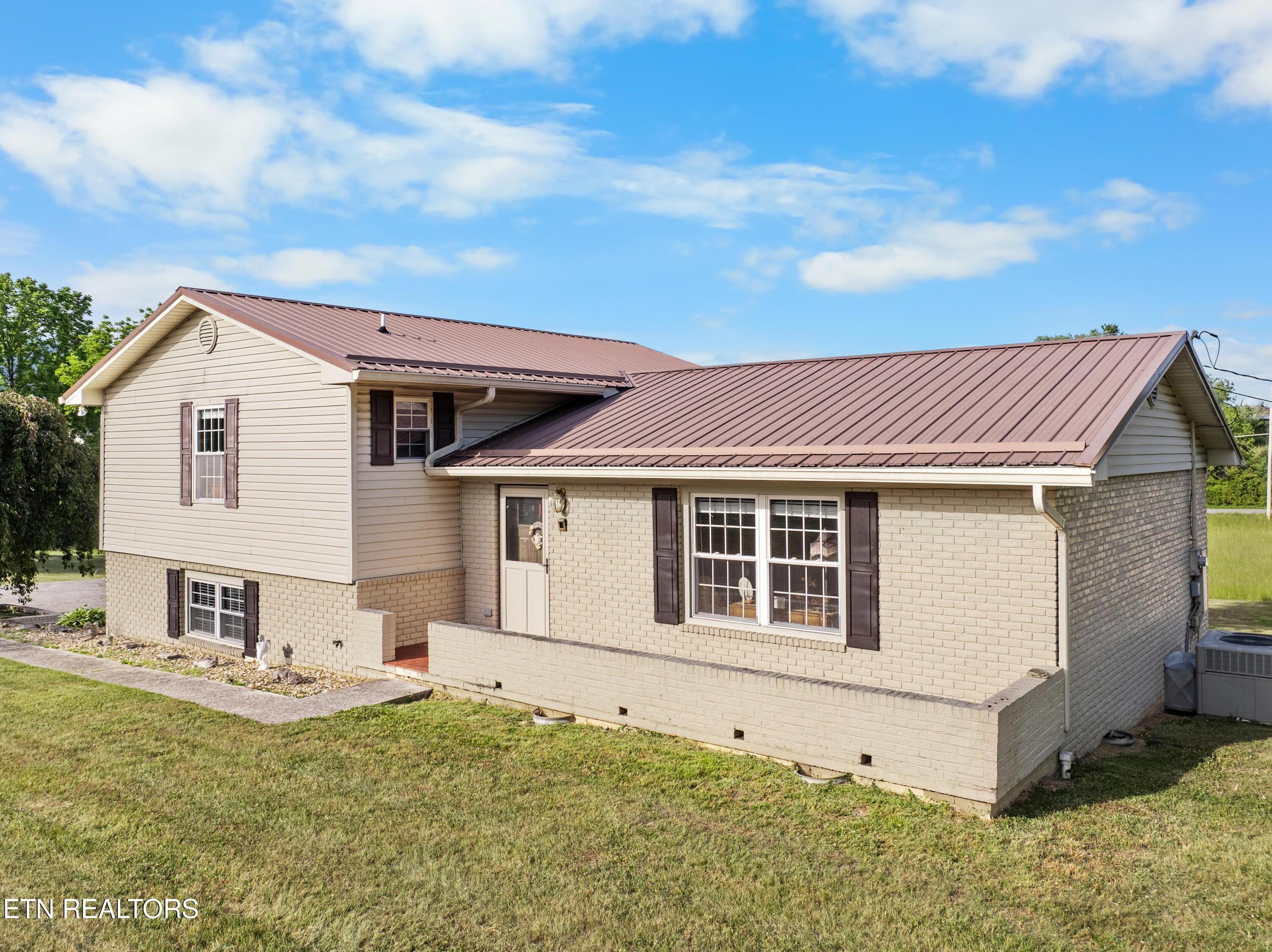 121 E Village Circle Lafollette TN 37766