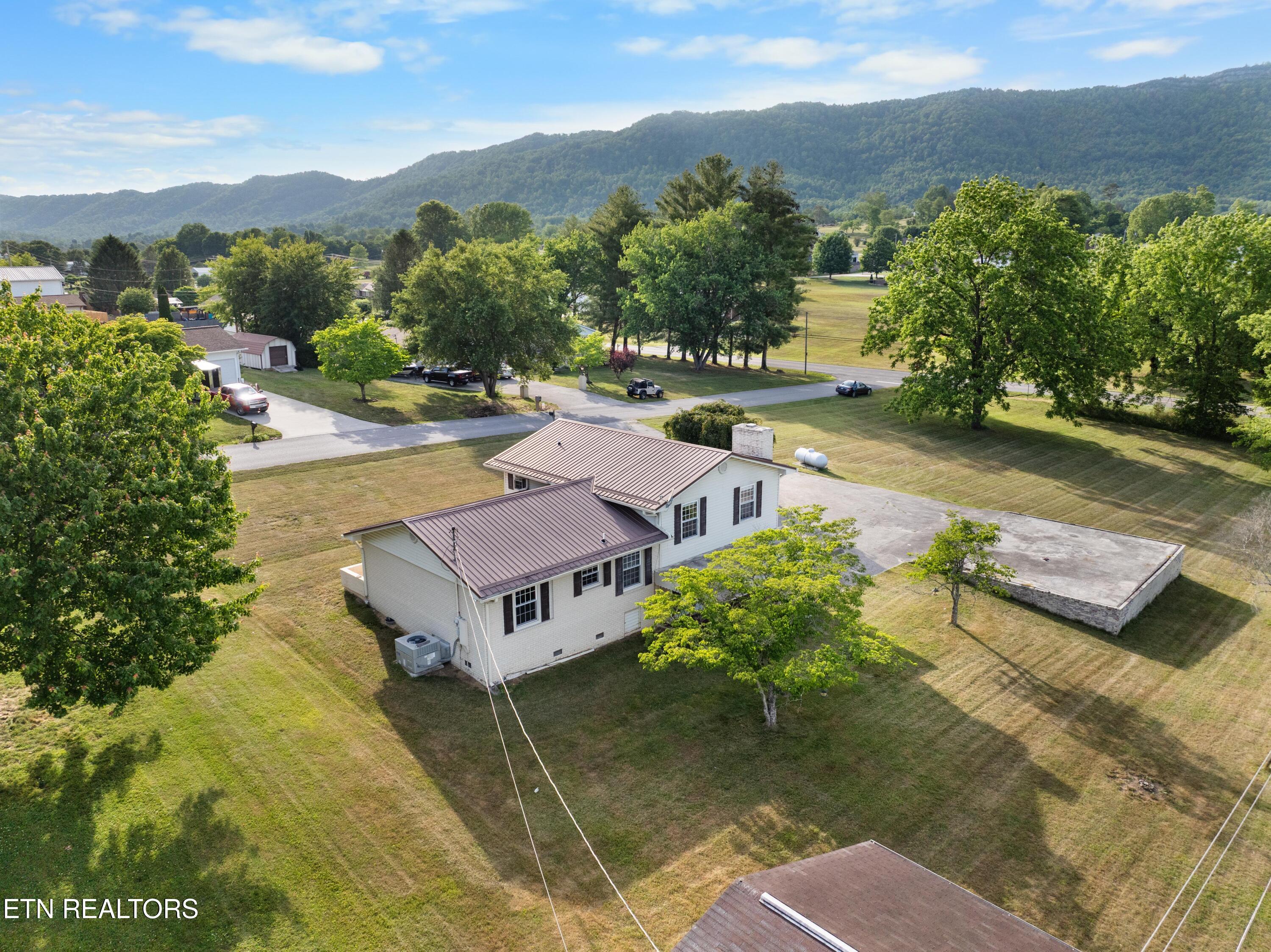 121 E Village Circle Lafollette TN 37766
