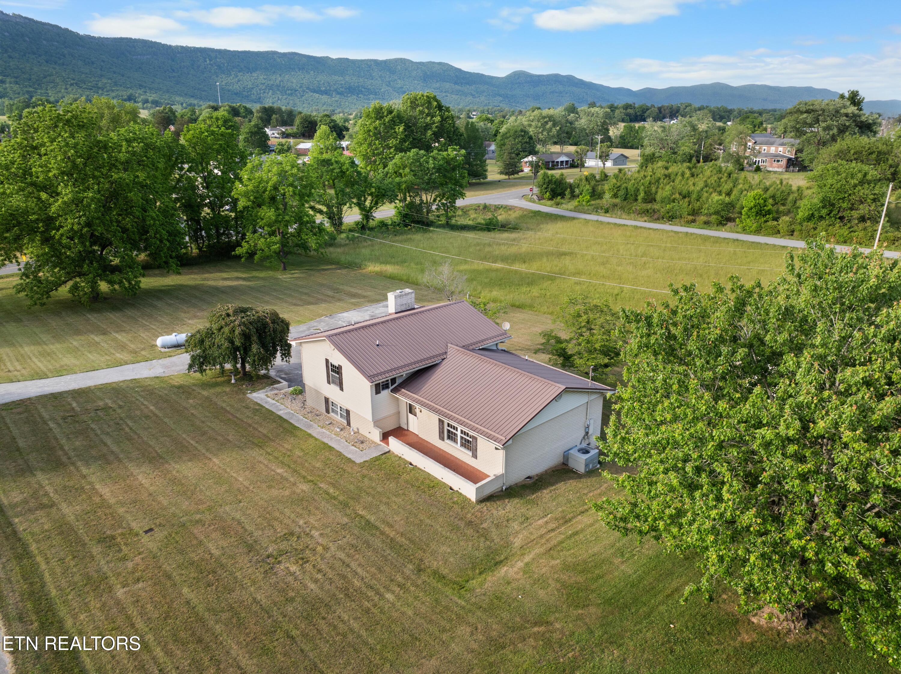 121 E Village Circle Lafollette TN 37766