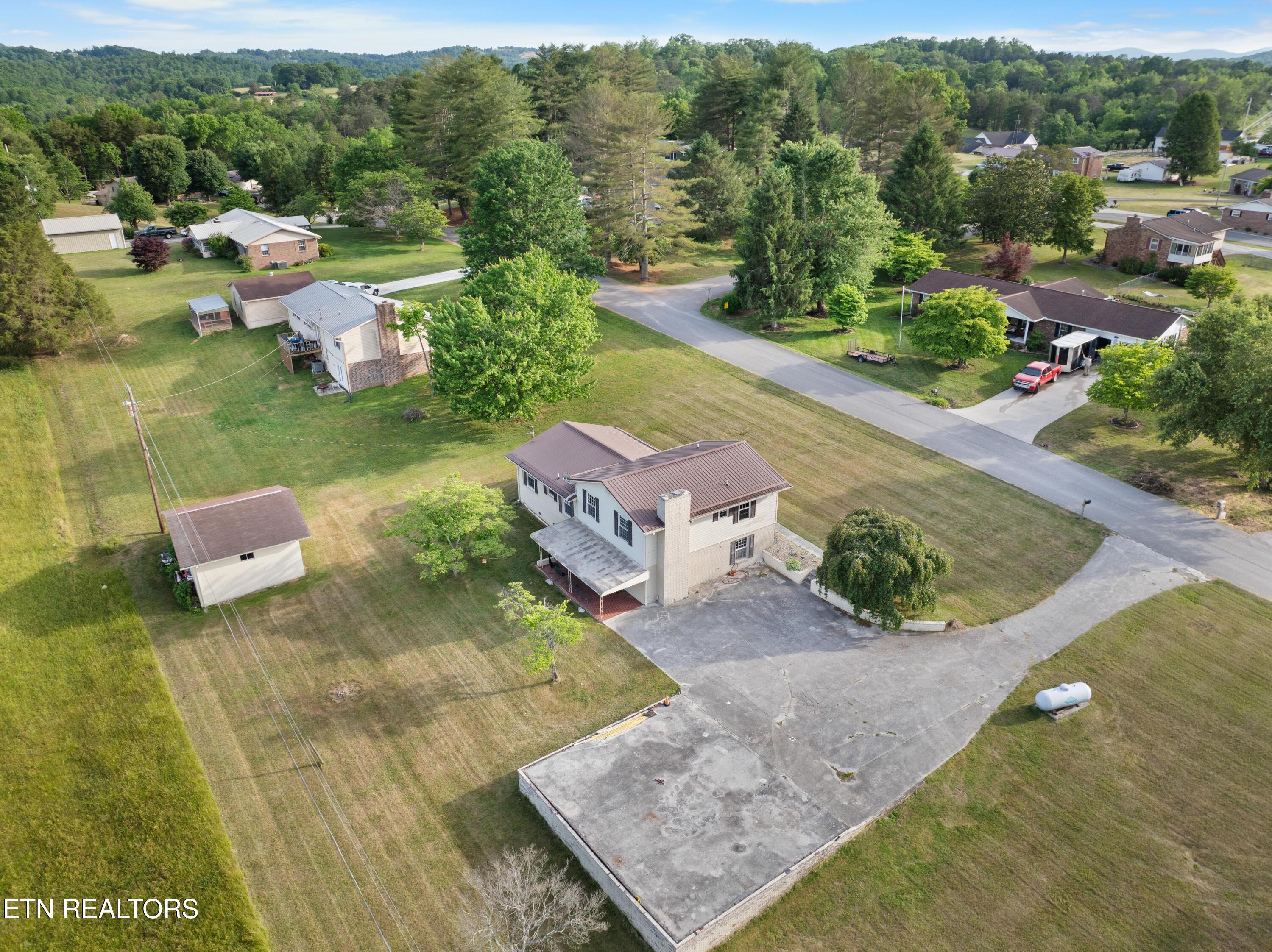 121 E Village Circle Lafollette TN 37766