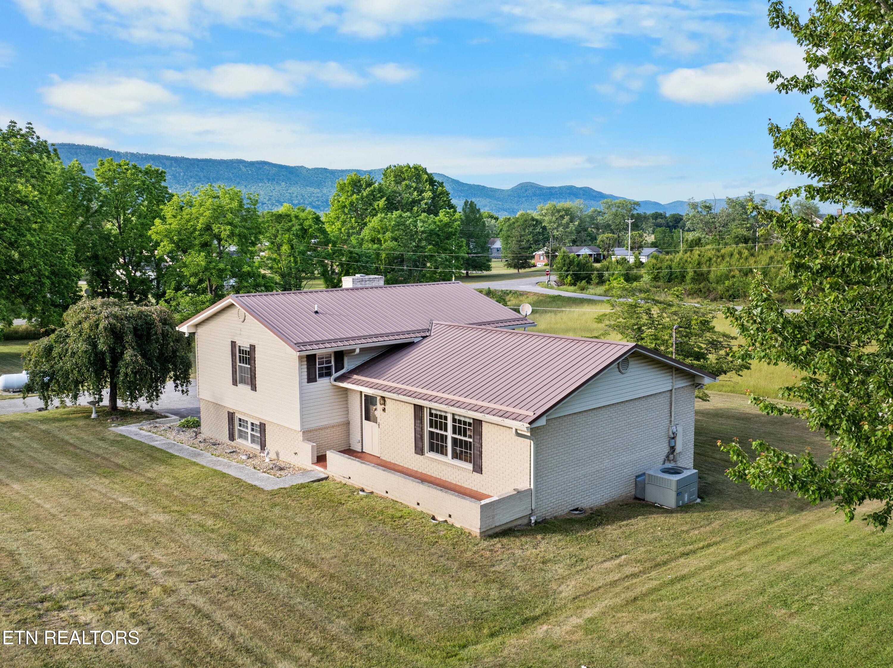 121 E Village Circle Lafollette TN 37766