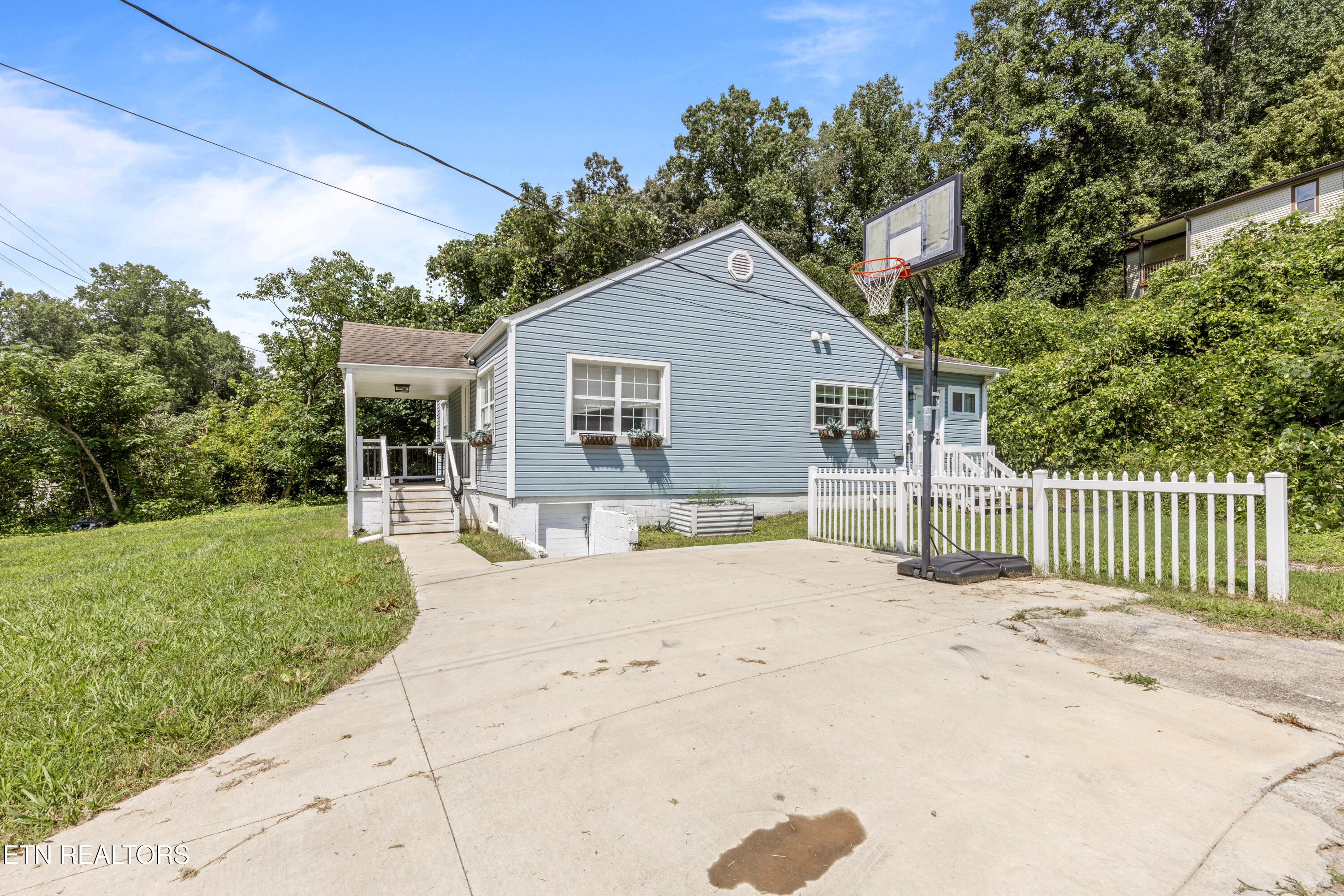 632 W Tri County Boulevard Oliver Springs TN 37840