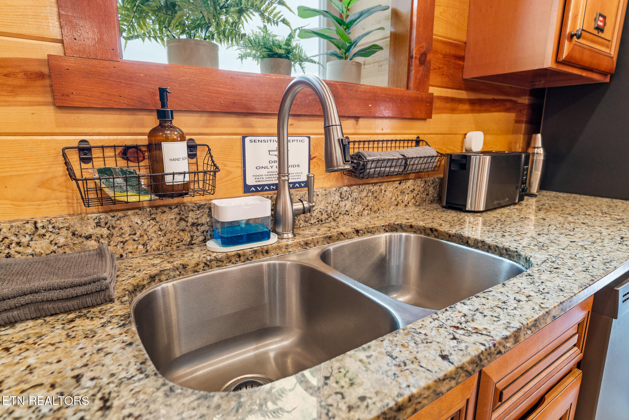 2517 Laurel Point Way Sevierville TN 37862