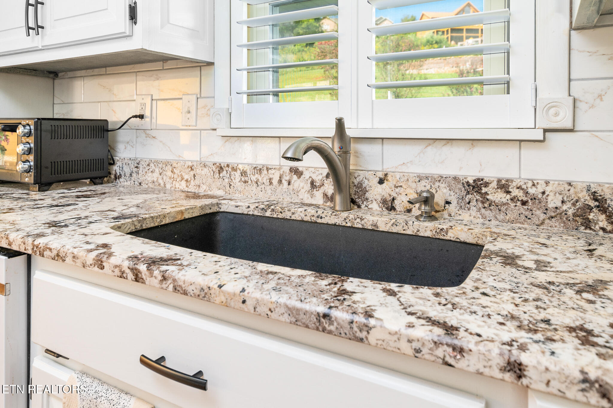 926 Hilltop Lane Kodak TN 37764