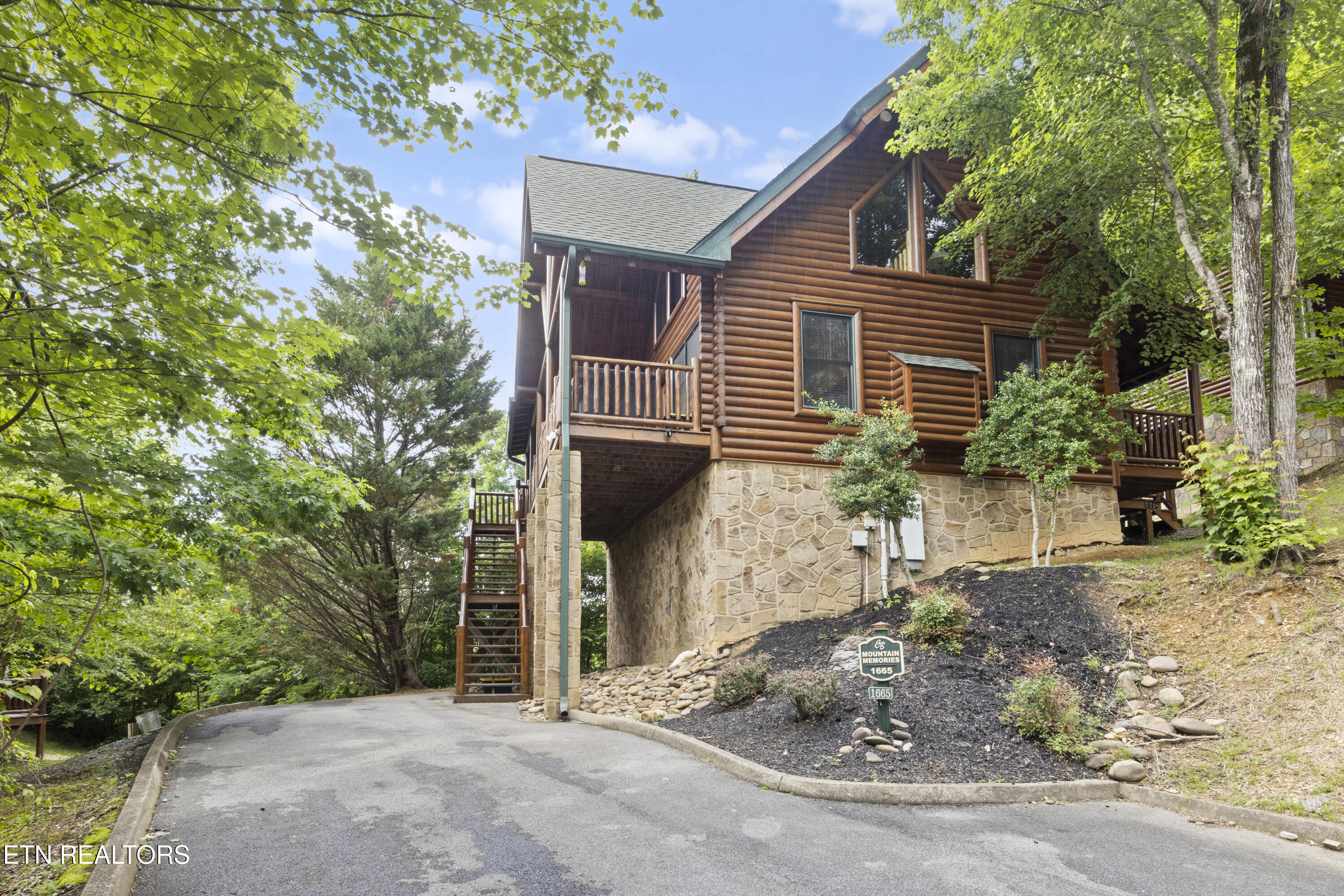 1665 Mountain Lodge Way Pigeon Forge TN 37862
