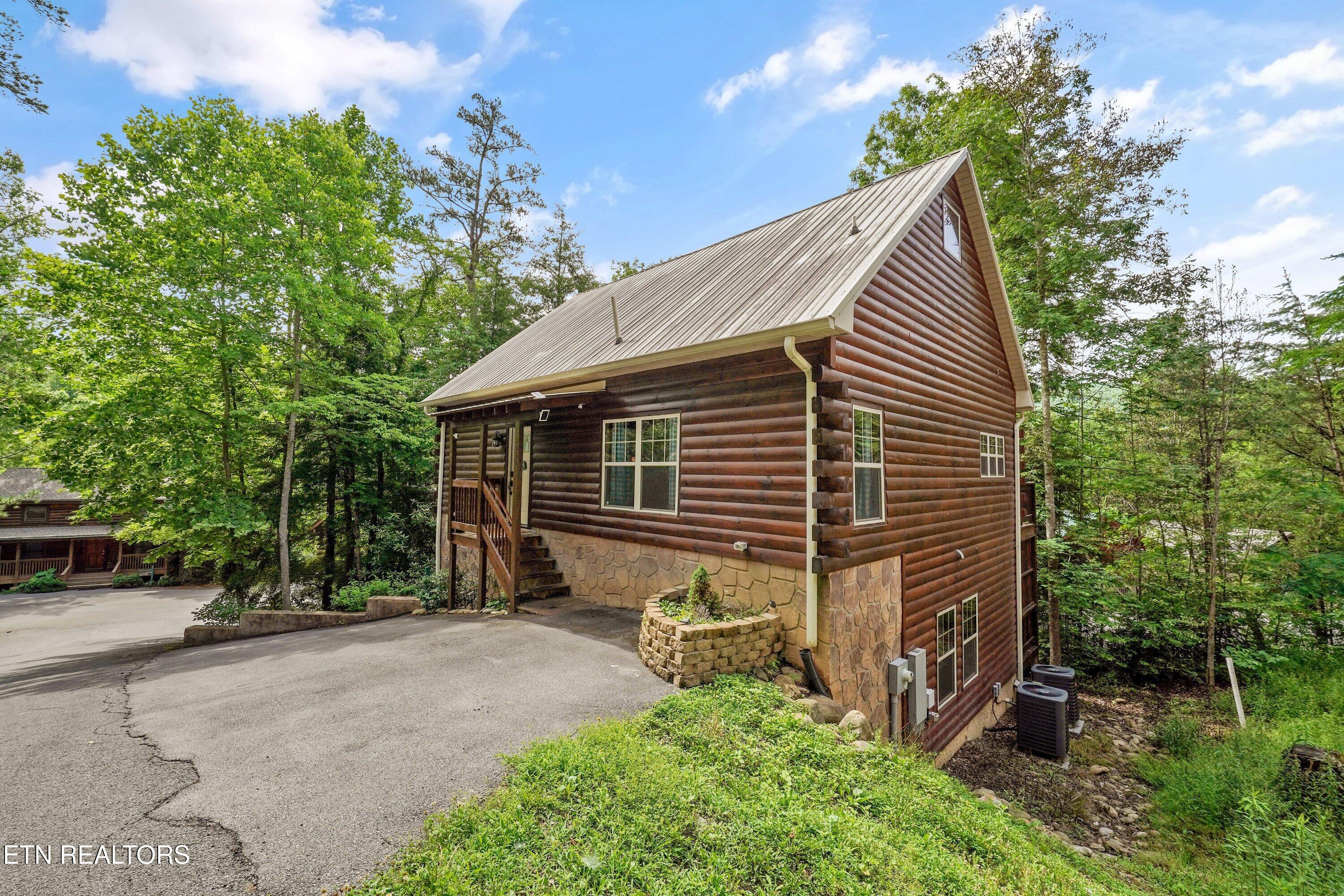 1622 Misty Hollow Way Gatlinburg TN 37738