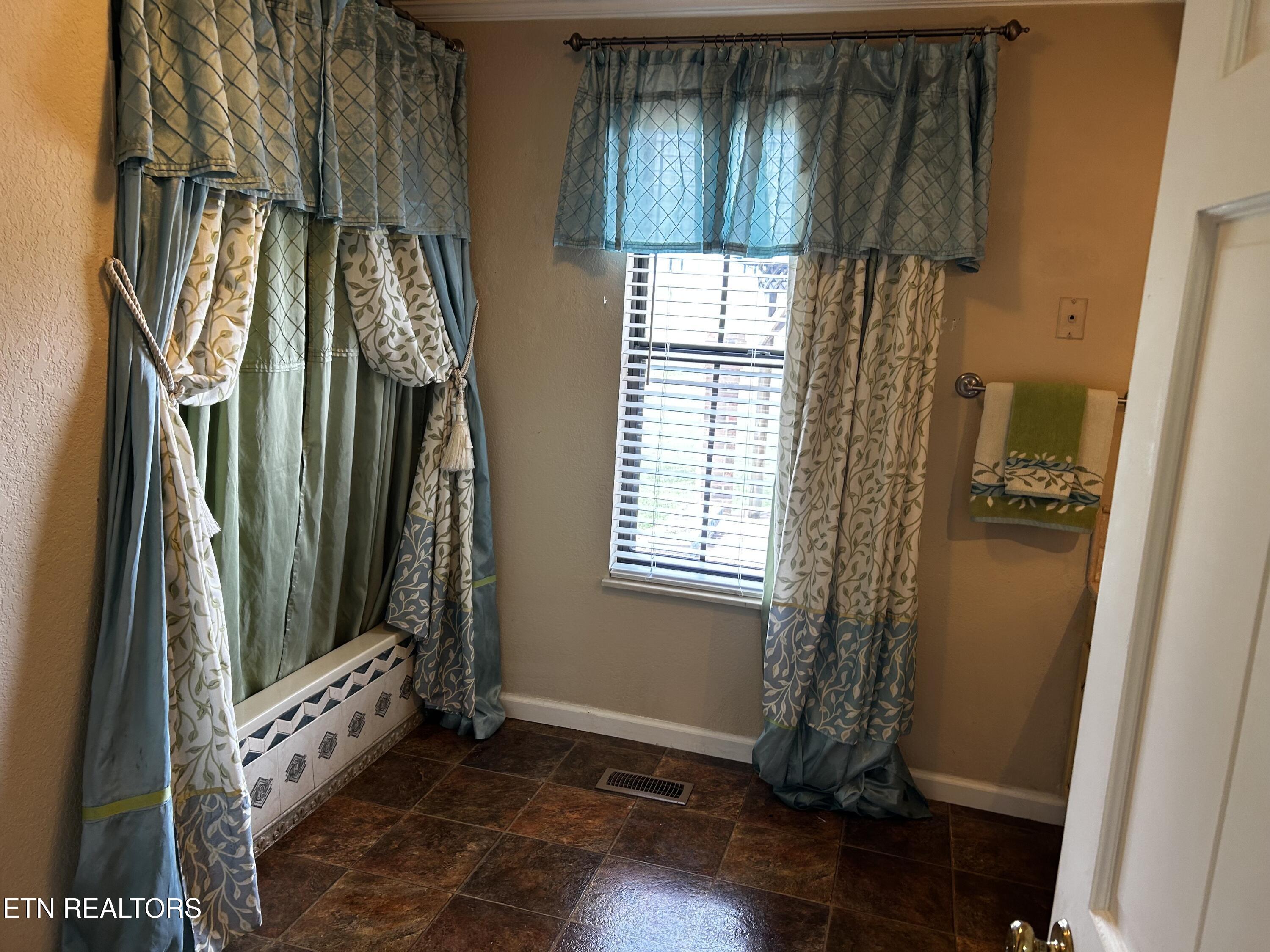 829 Oak Grove Road Madisonville TN 37354
