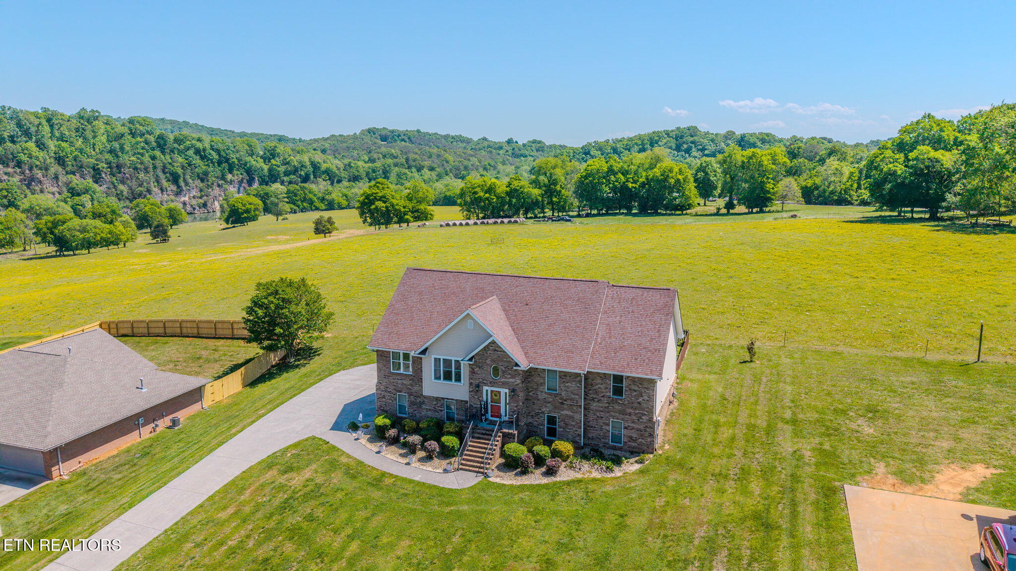 1463 River Run Circle Sevierville TN 37876