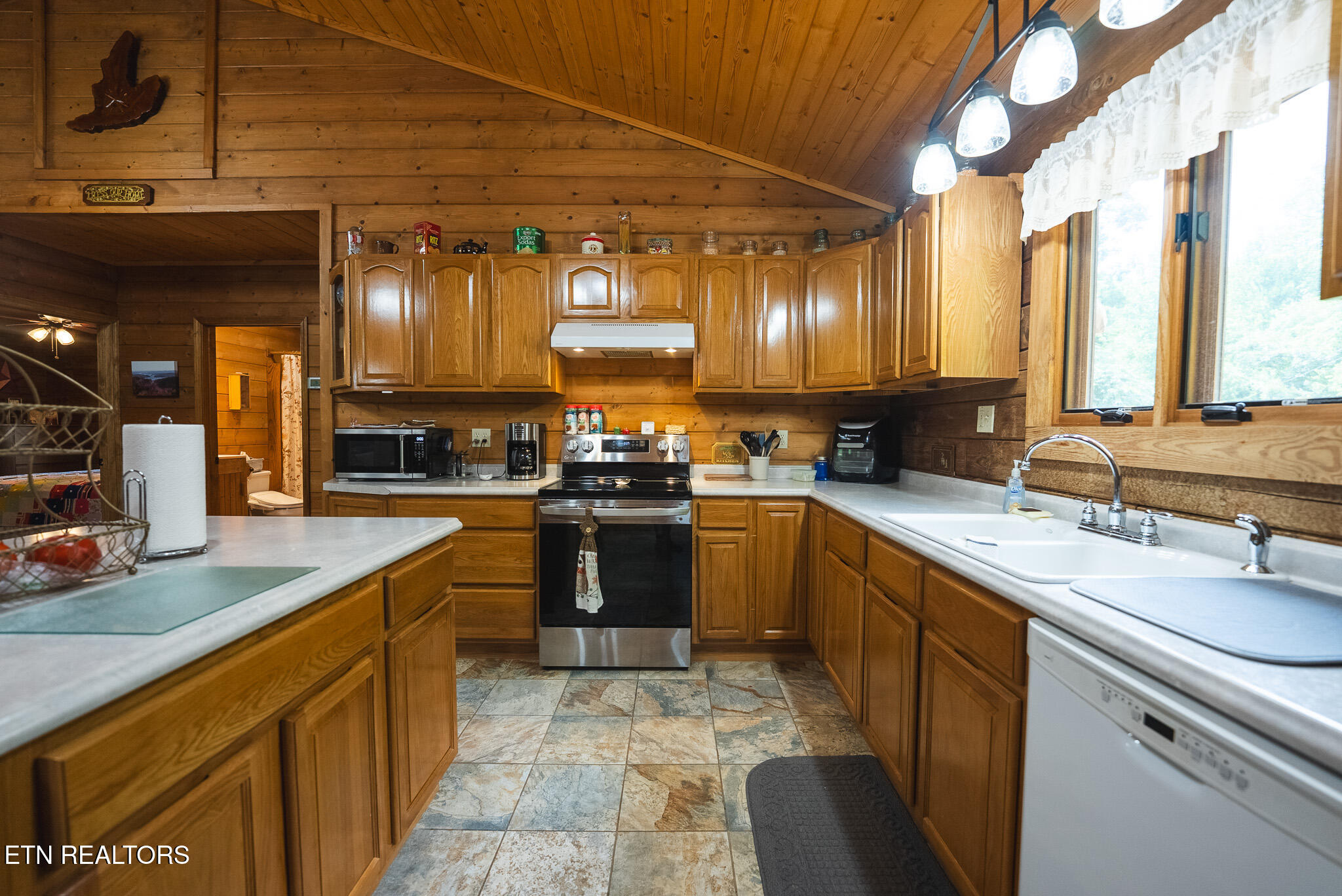 2733 Rackum Road Thorn Hill TN 37881