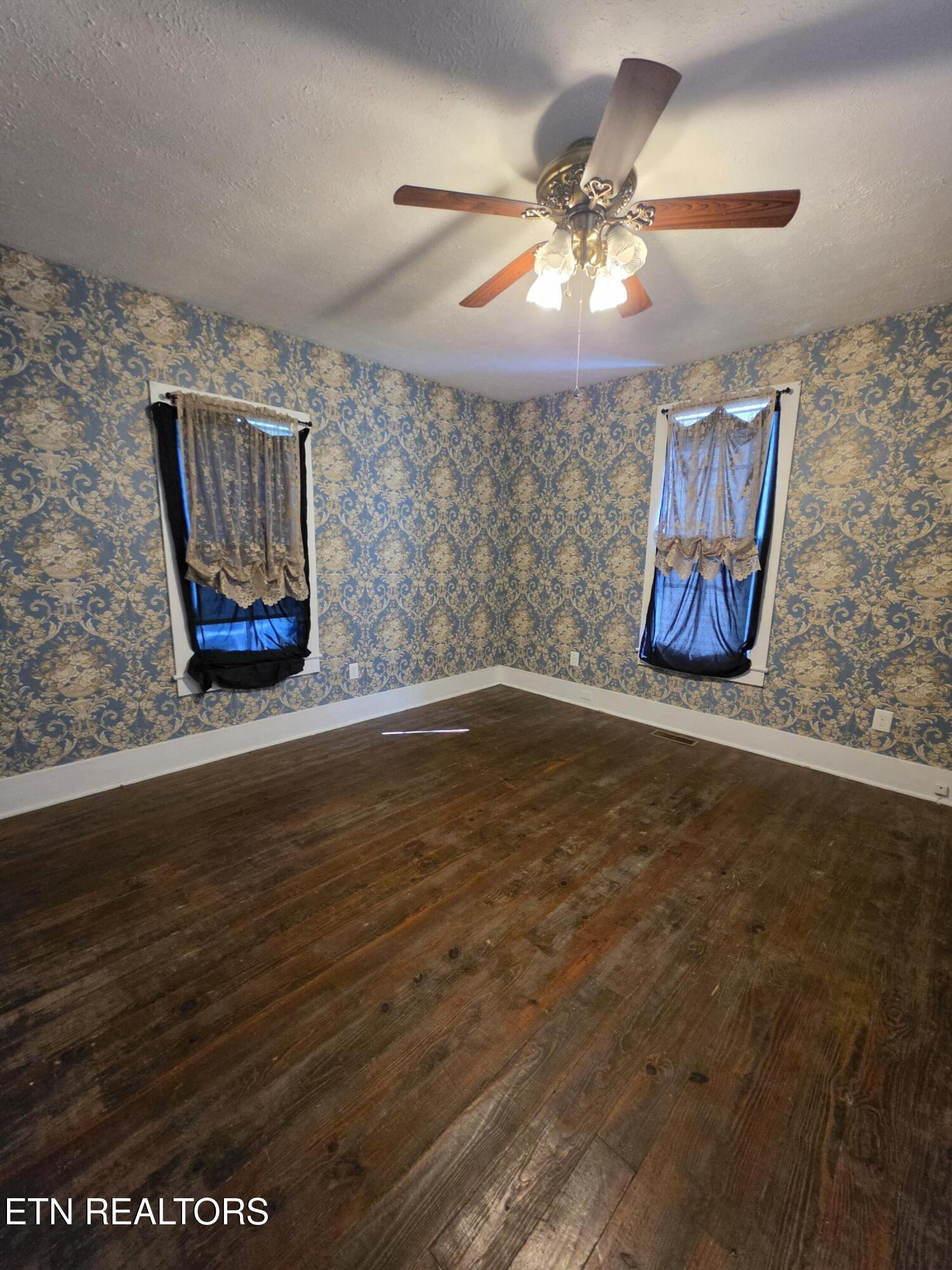 702 Clinton Street Harriman TN 37748