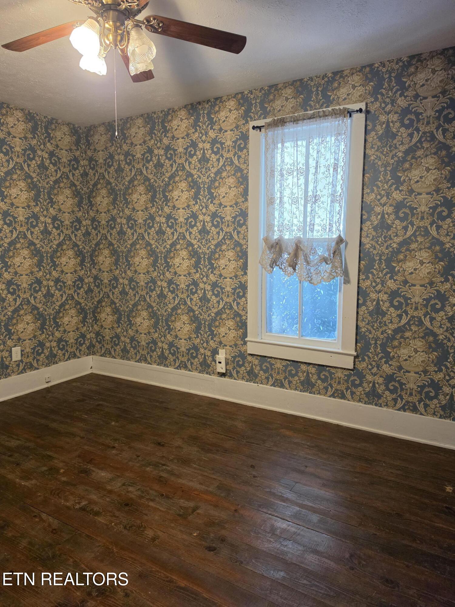 702 Clinton Street Harriman TN 37748
