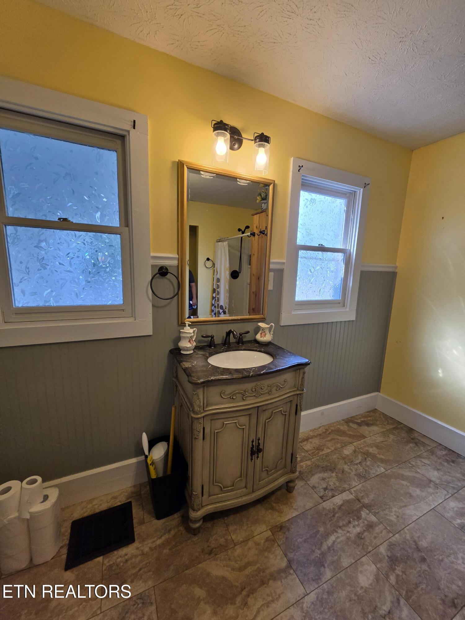 702 Clinton Street Harriman TN 37748