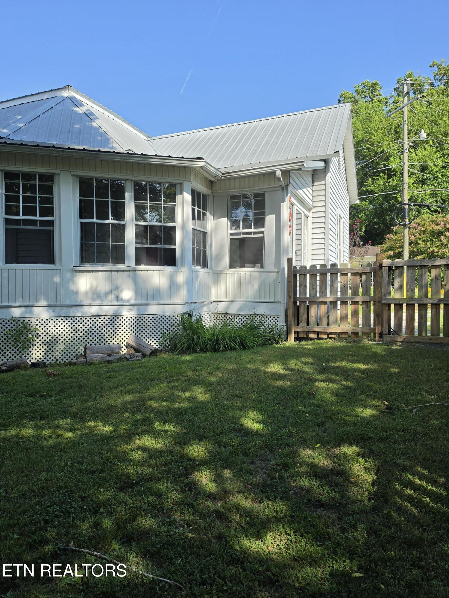 702 Clinton Street Harriman TN 37748