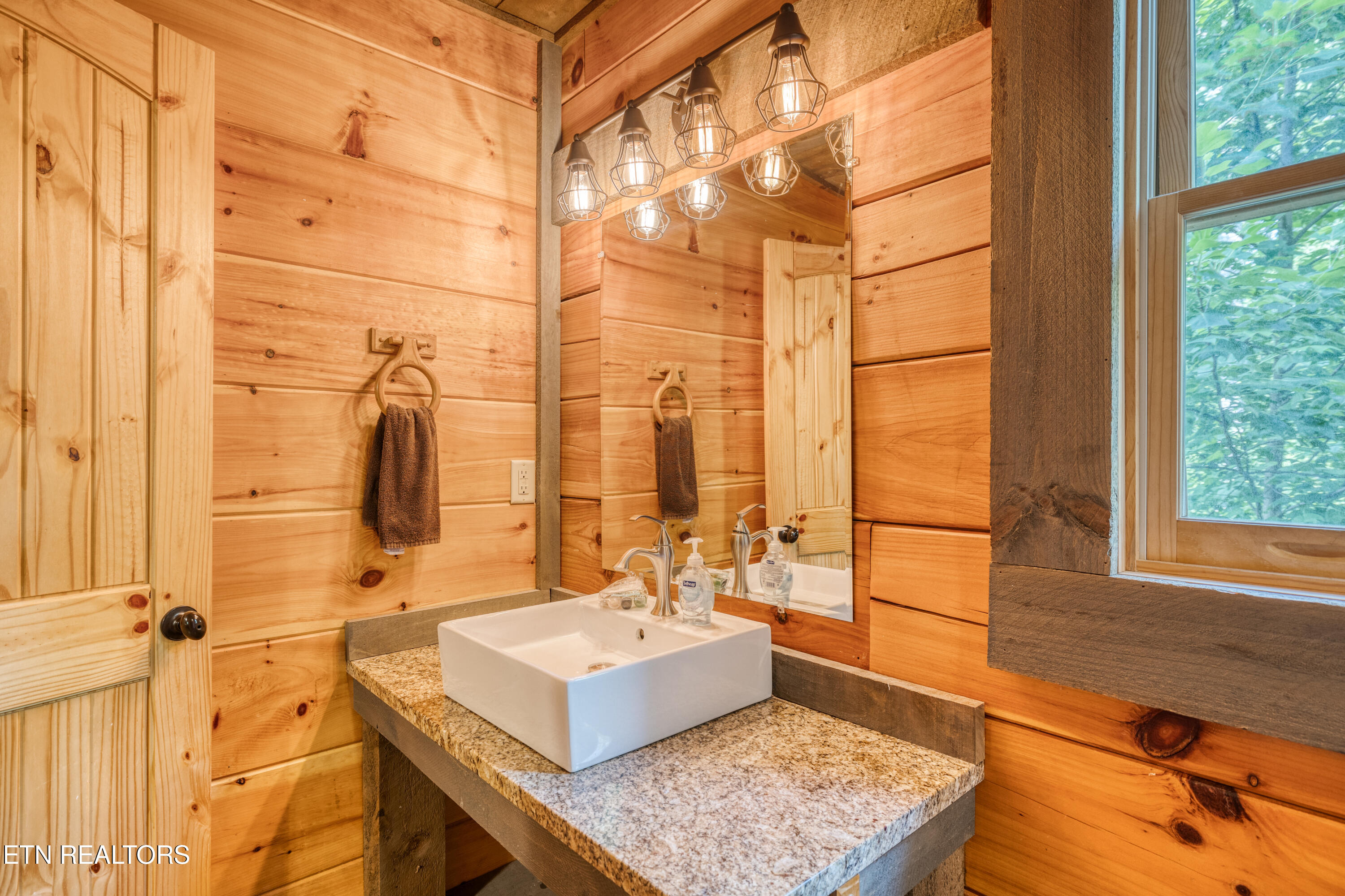 809 Pinecrest Way Sevierville TN 37862