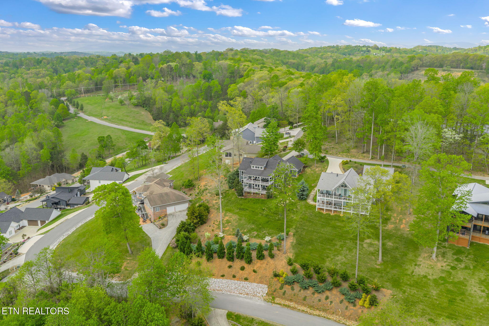 148 Smokeys Point Lafollette TN 37766