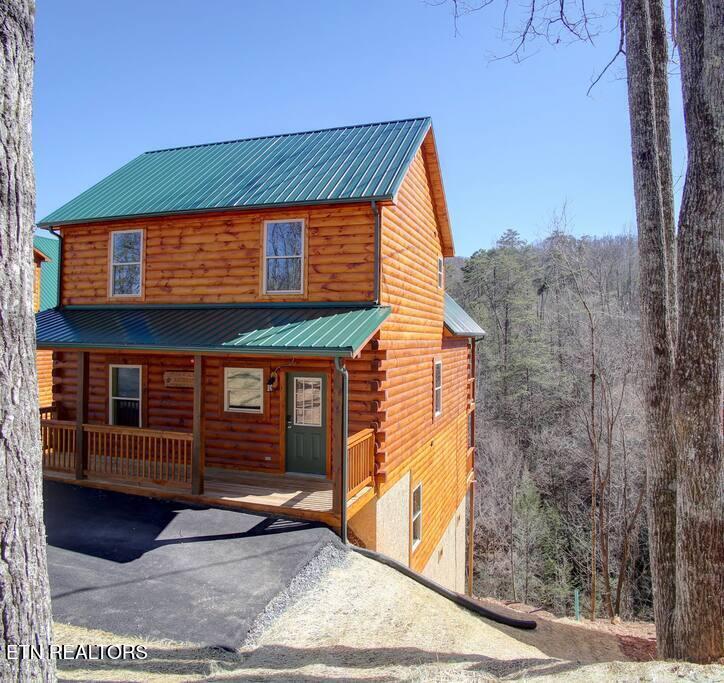 817 String Run Way Pigeon Forge TN 37863