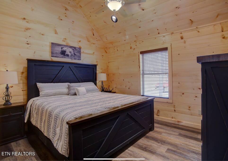 817 String Run Way Pigeon Forge TN 37863