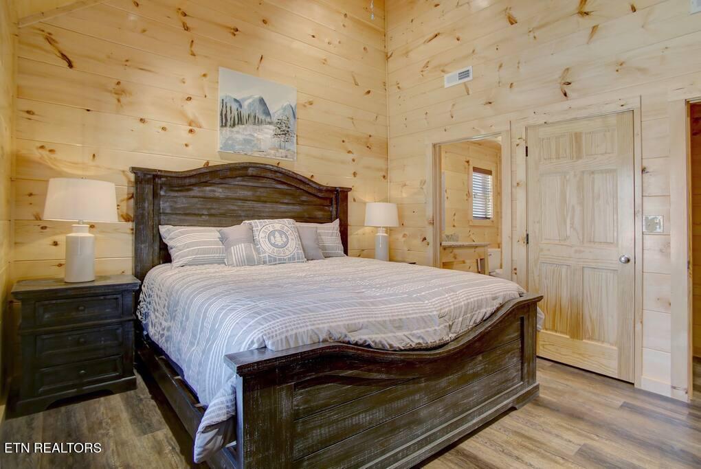 817 String Run Way Pigeon Forge TN 37863