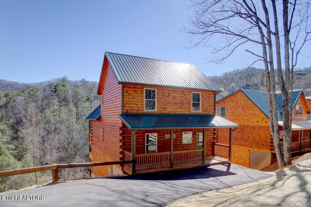 817 String Run Way Pigeon Forge TN 37863