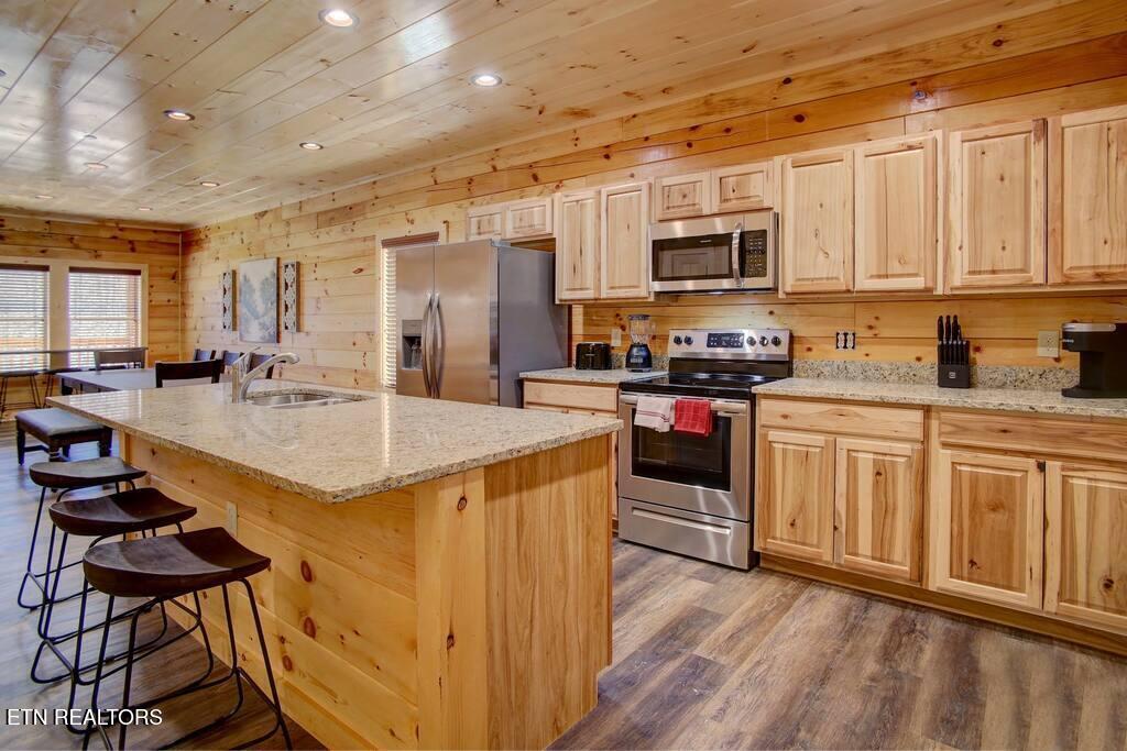 817 String Run Way Pigeon Forge TN 37863