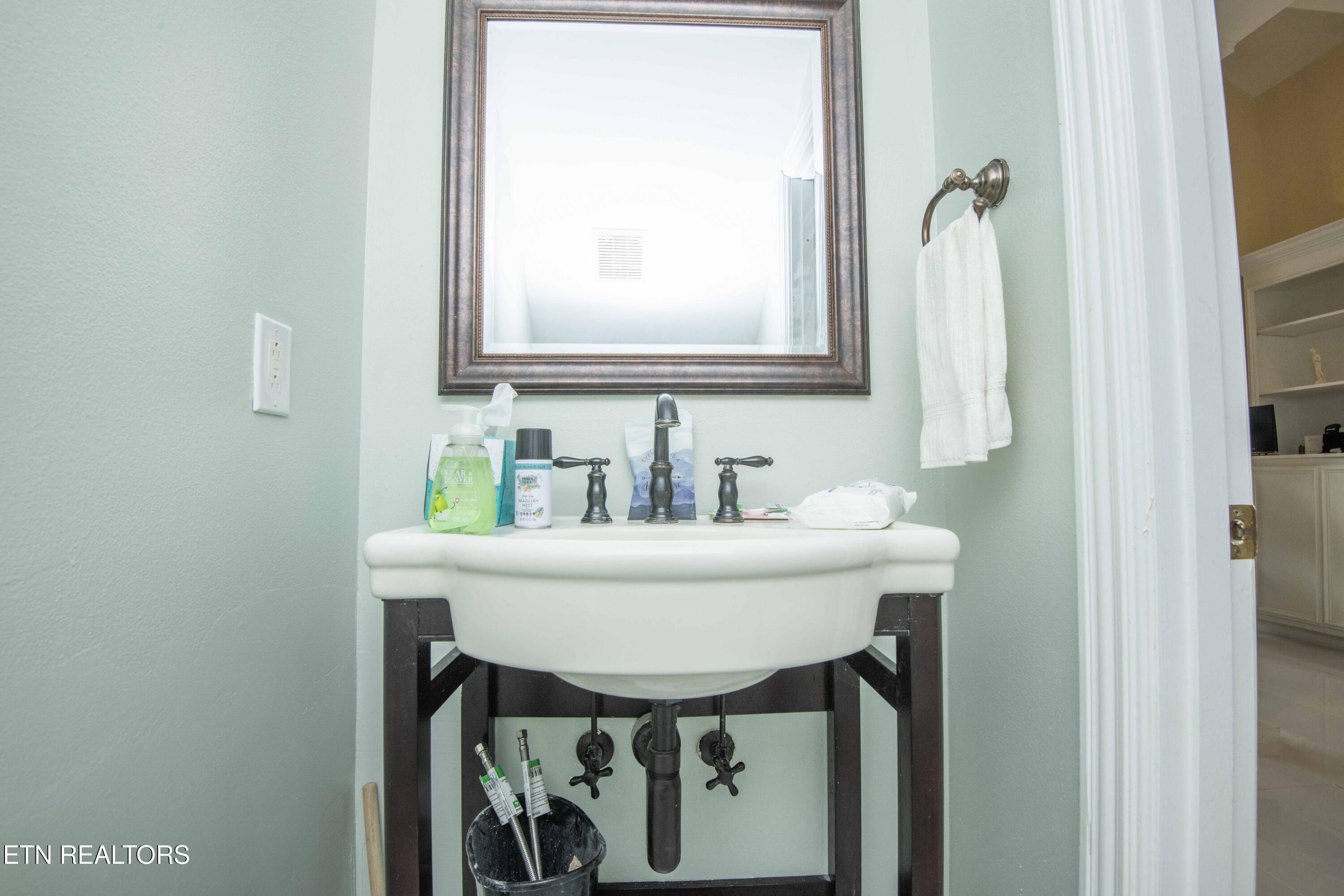 799 Twin Hills Lane Jacksboro TN 37757