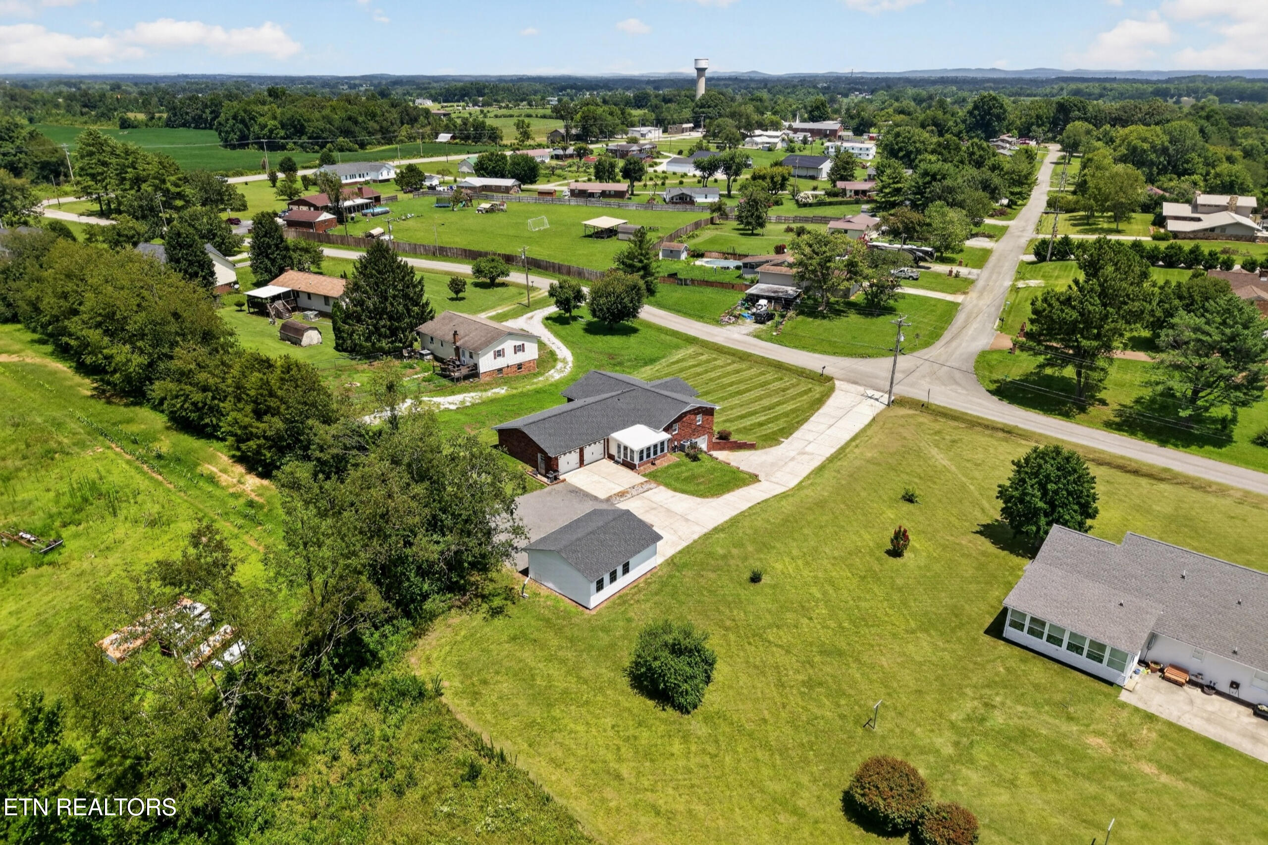 225 West Gate Drive Baxter TN 38544