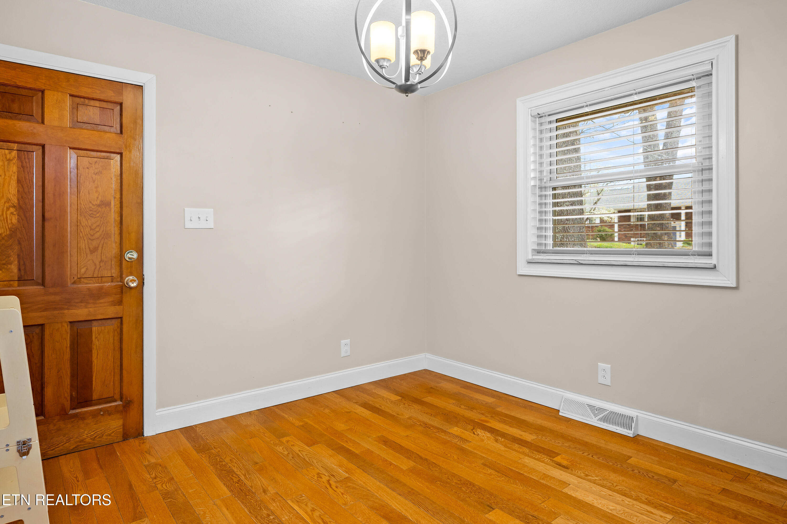 907 W 6th Avenue Lenoir City TN 37771