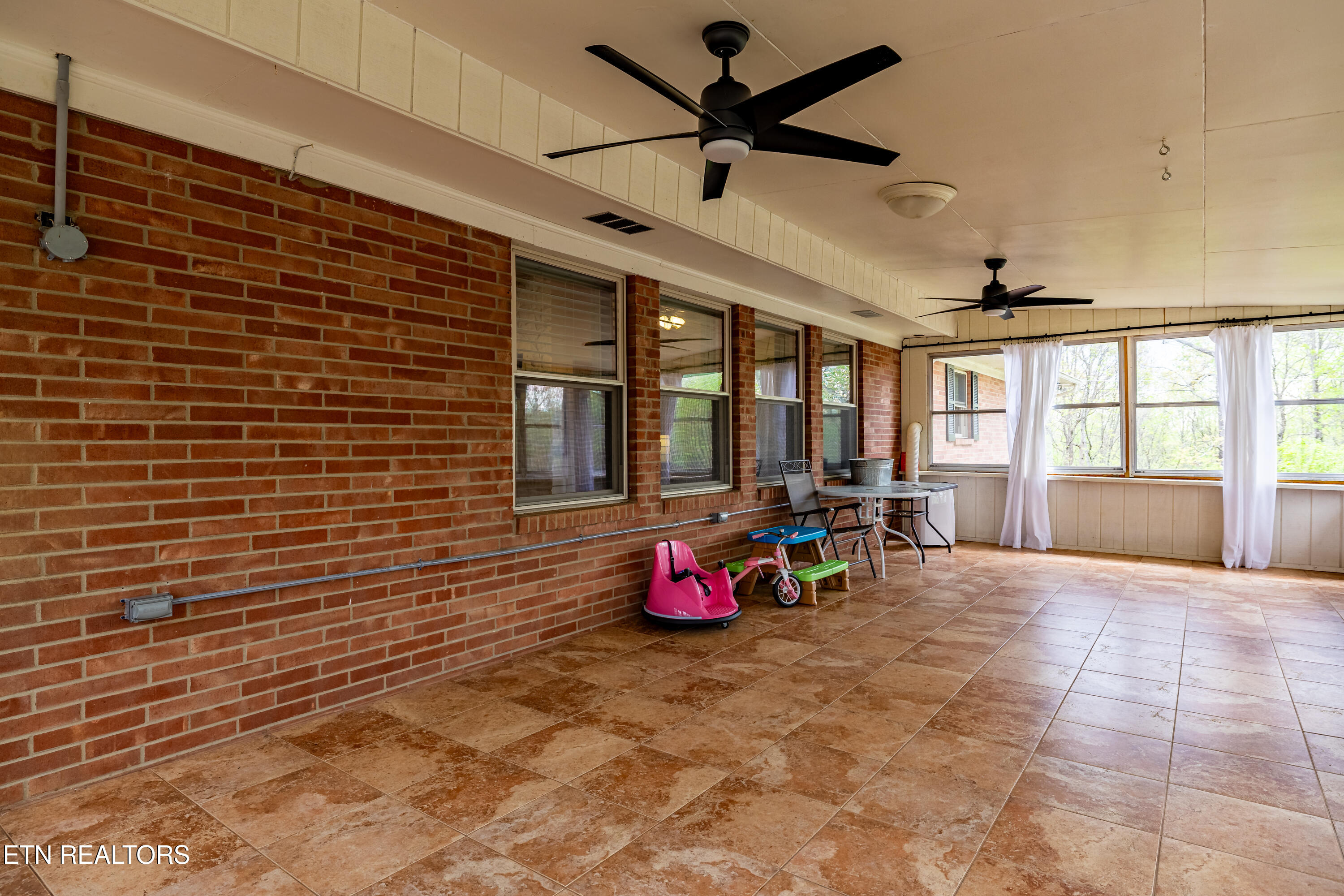 907 W 6th Avenue Lenoir City TN 37771