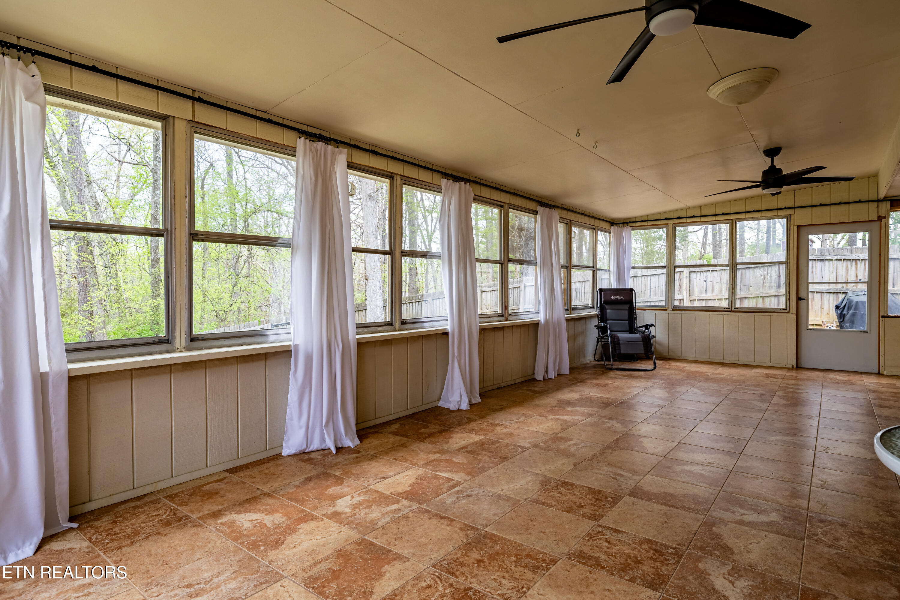 907 W 6th Avenue Lenoir City TN 37771