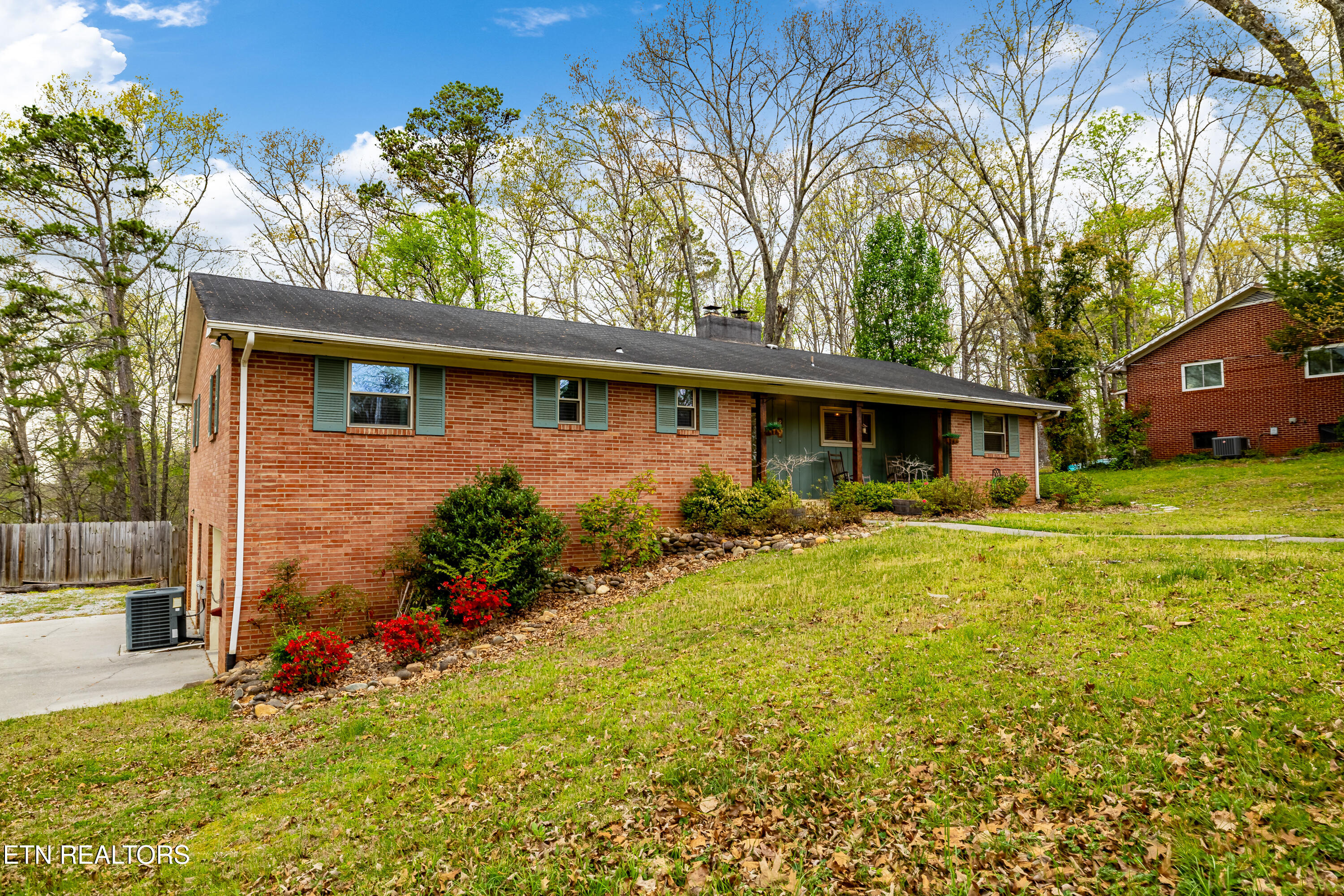907 W 6th Avenue Lenoir City TN 37771