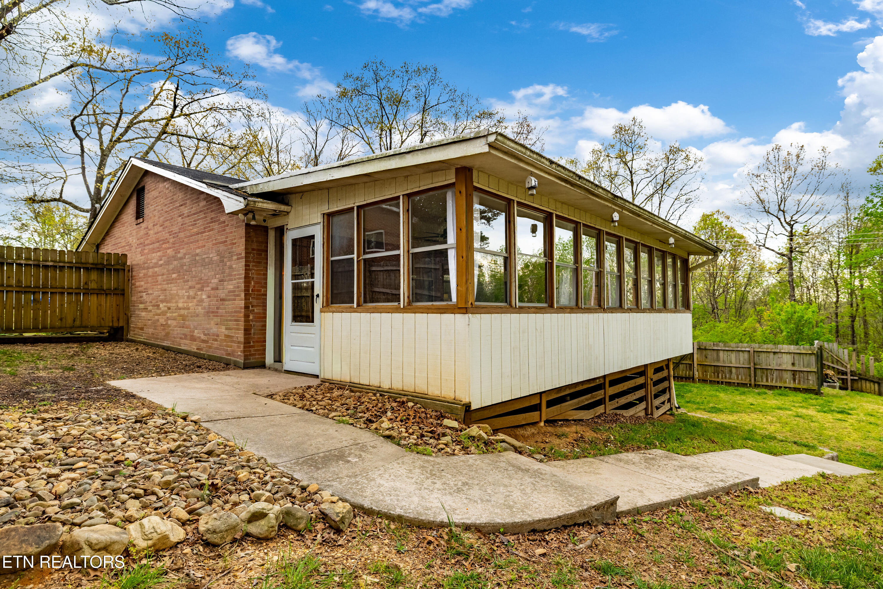 907 W 6th Avenue Lenoir City TN 37771