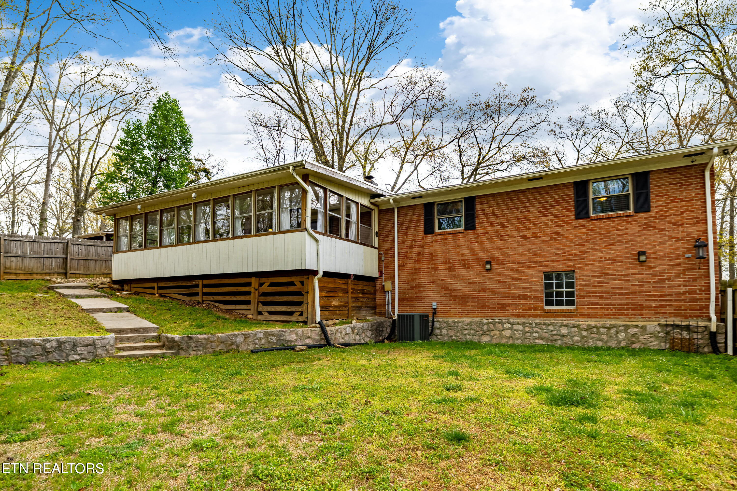 907 W 6th Avenue Lenoir City TN 37771