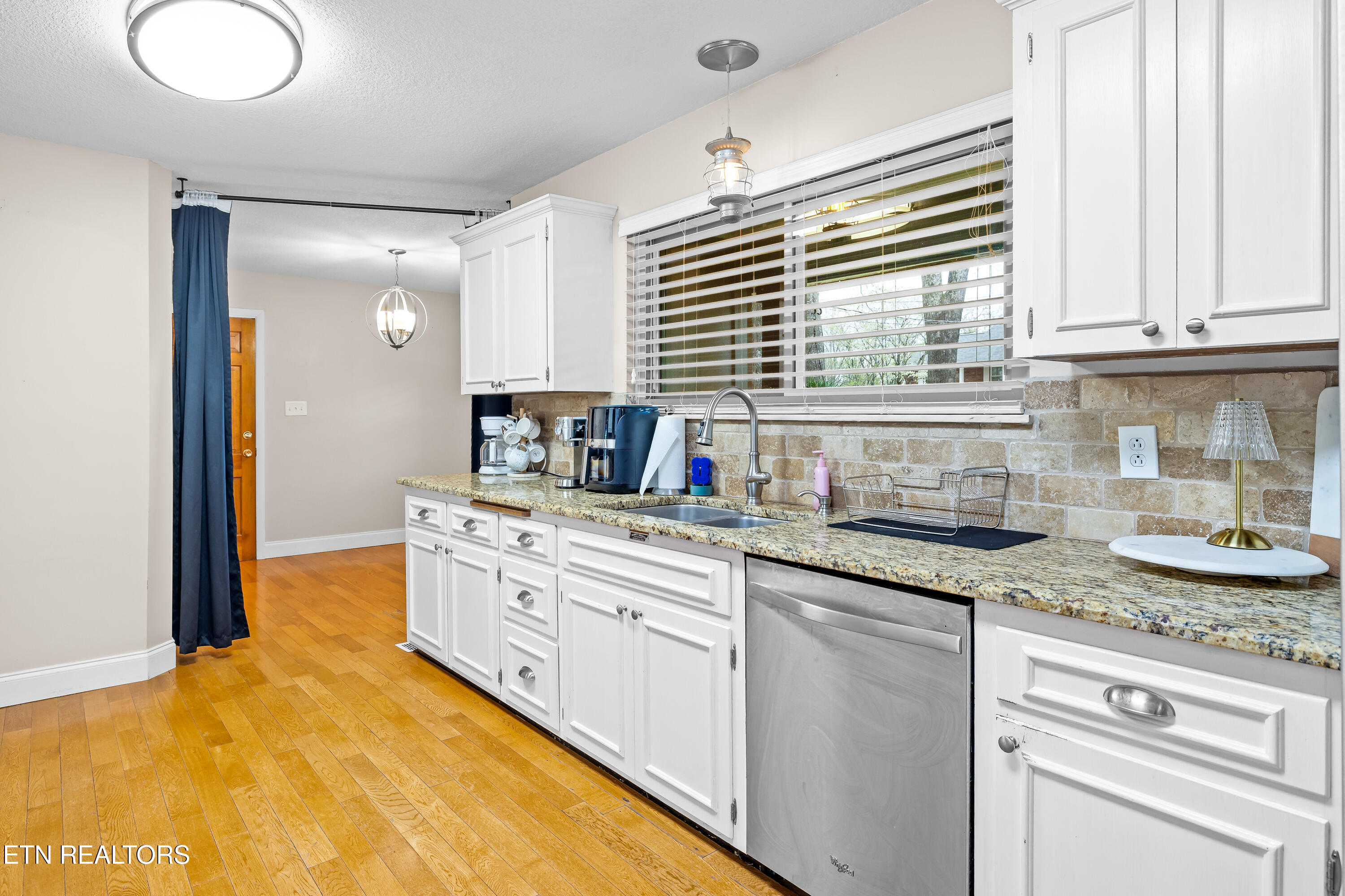 907 W 6th Avenue Lenoir City TN 37771