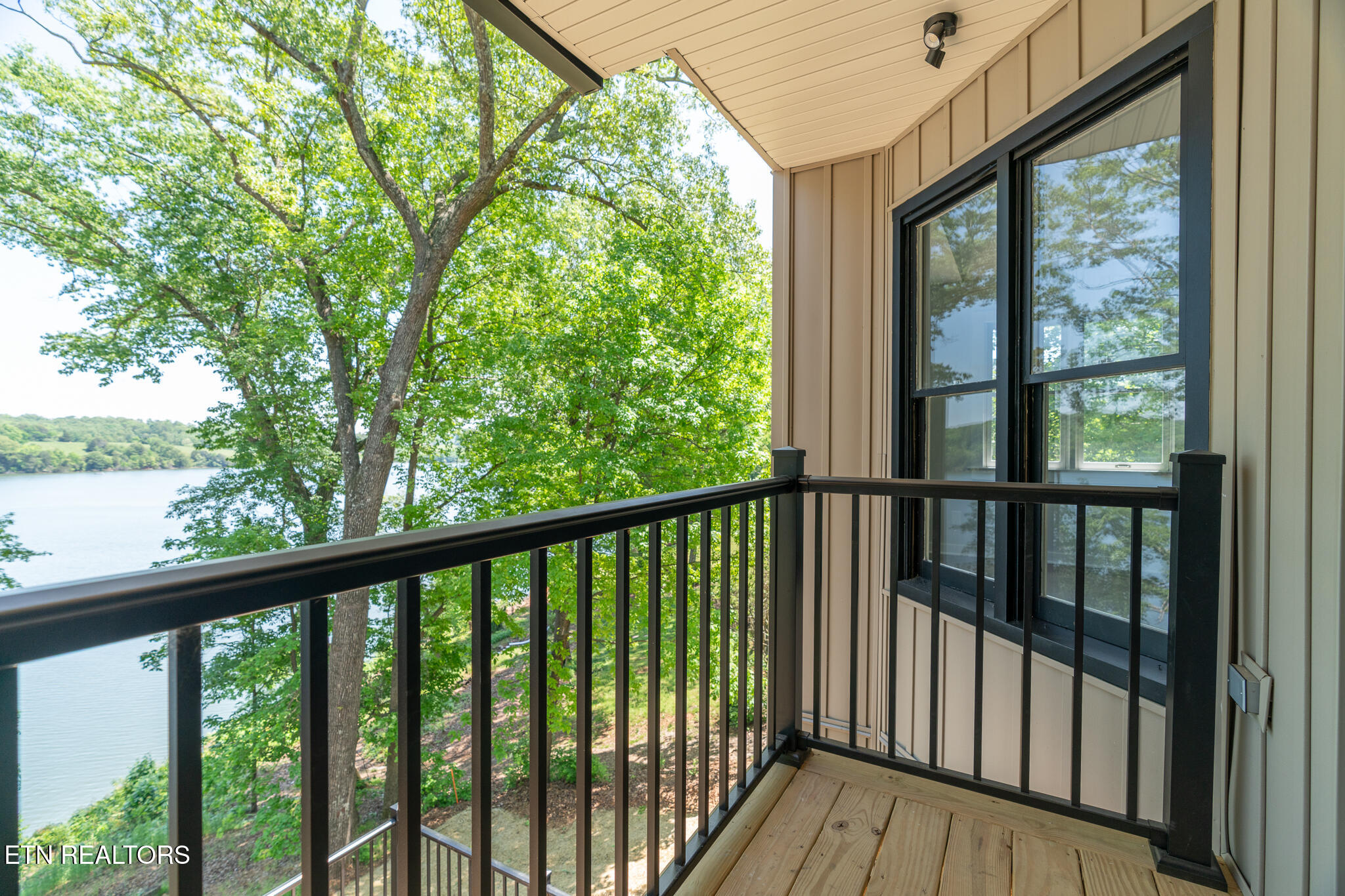 4042 Riverpoint Way Louisville TN 37777