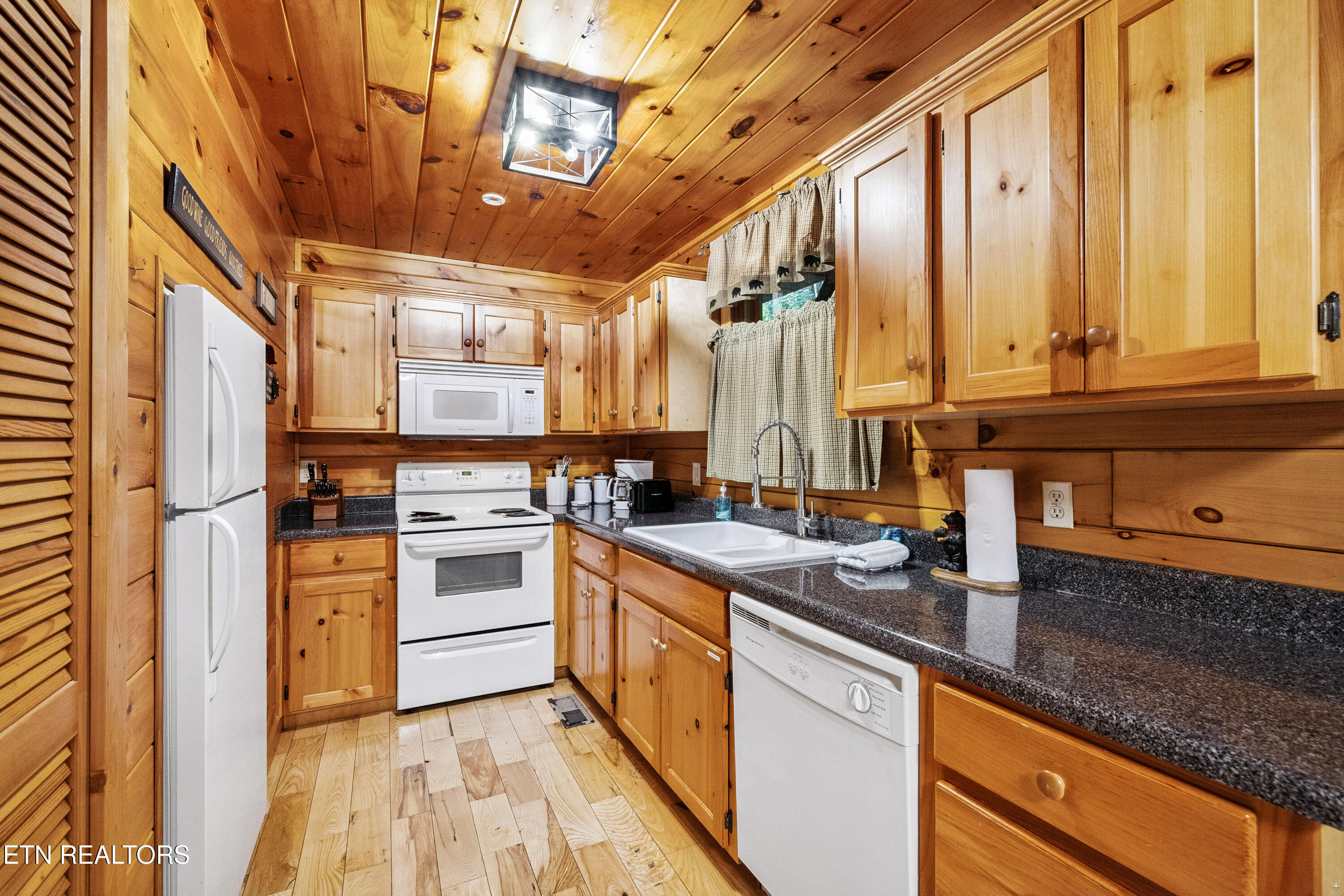1930 Orchard Drive Sevierville TN 37876