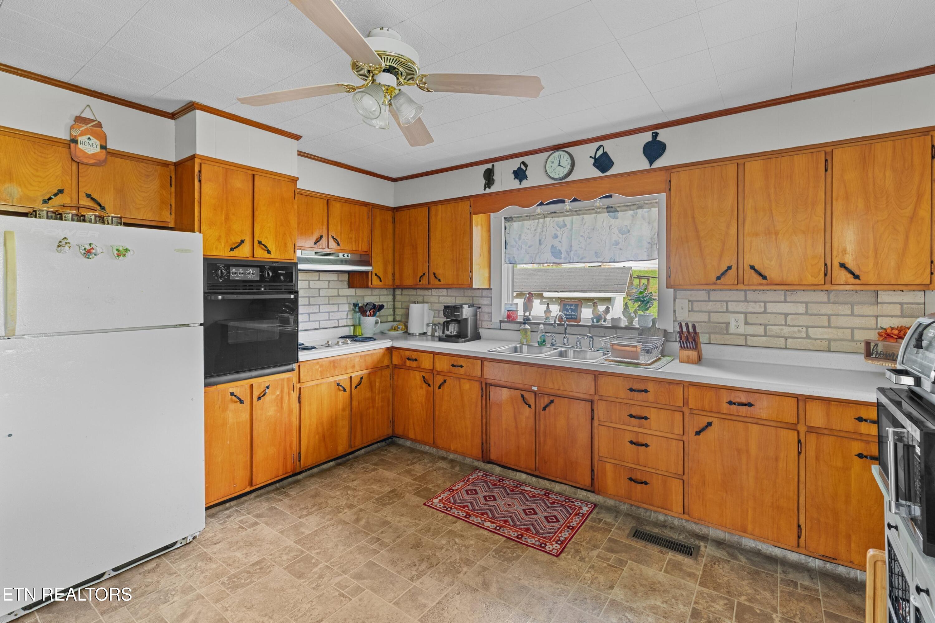 2846 Back Valley Road Sneedville TN 37869