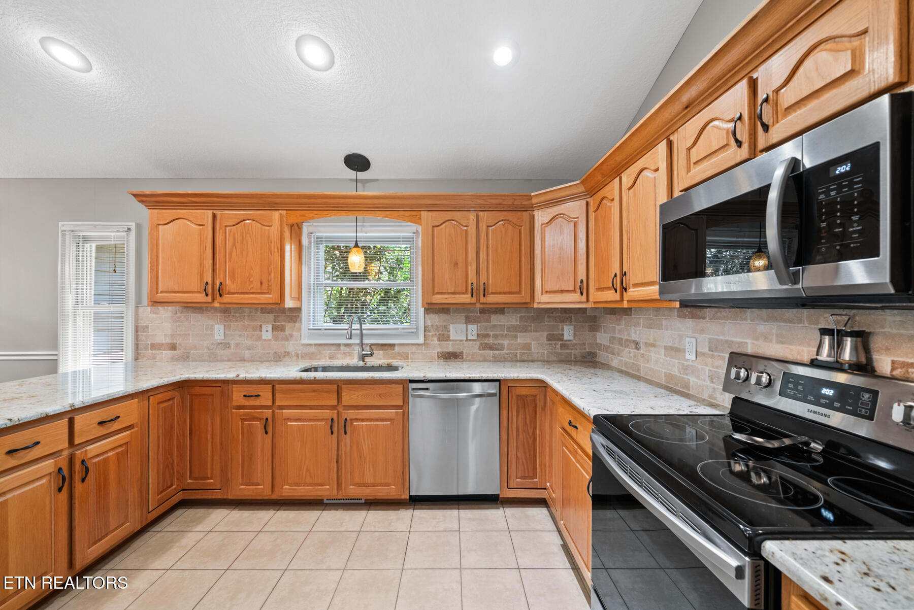 25 Brooks Lane Crossville TN 38558