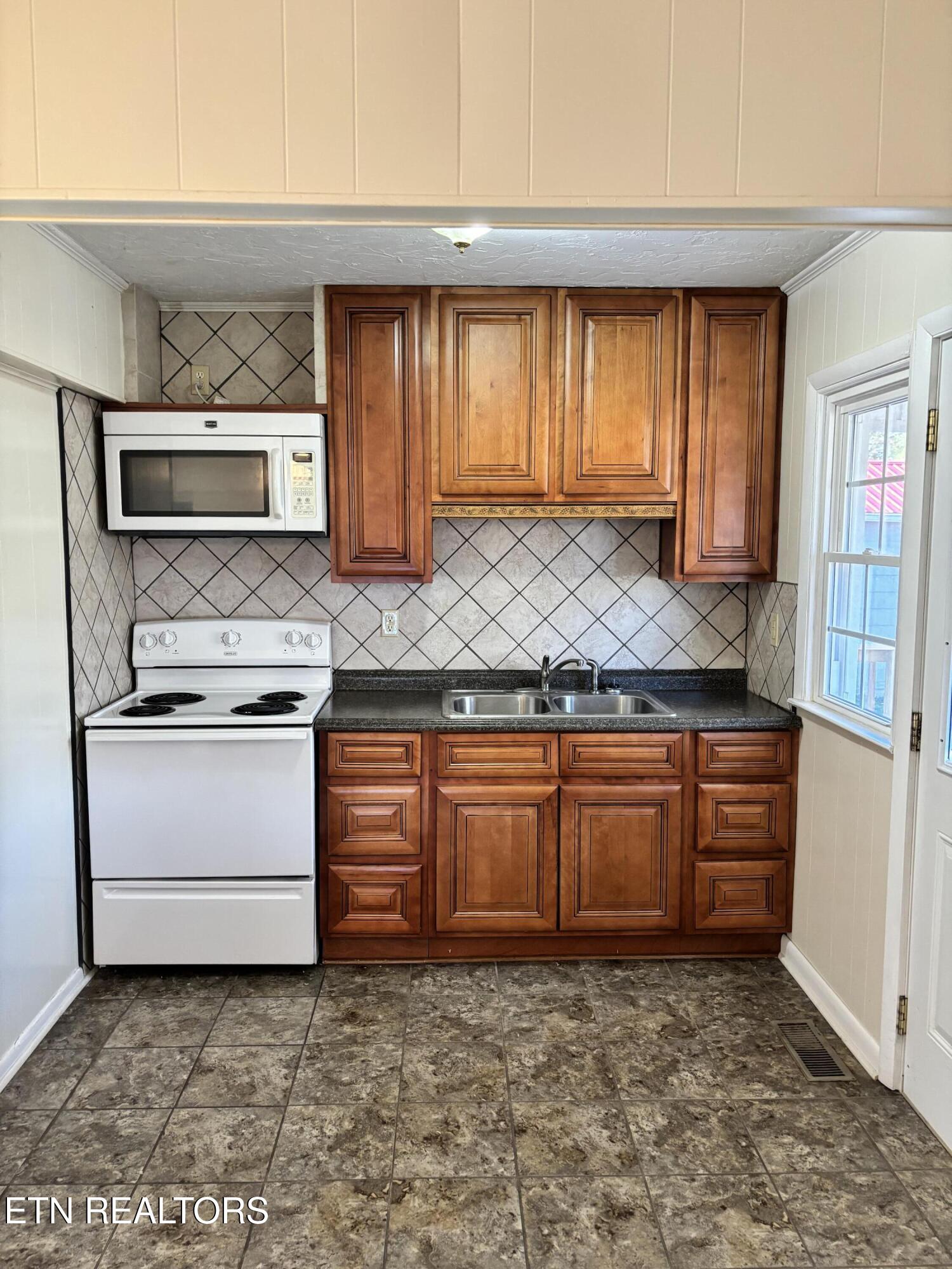 206 Long Drive Harriman TN 37748