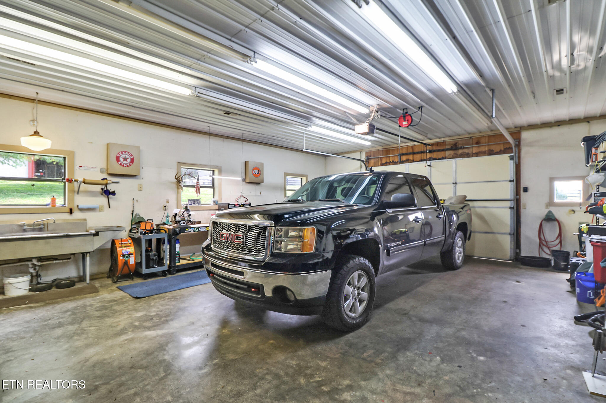 9988 Upper East Valley Road Pikeville TN 37367