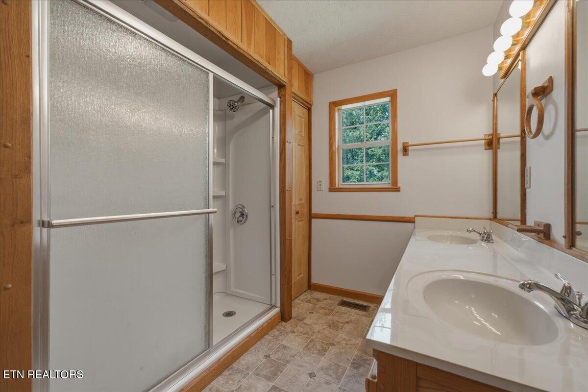 142 Oak Drive Kingston TN 37763
