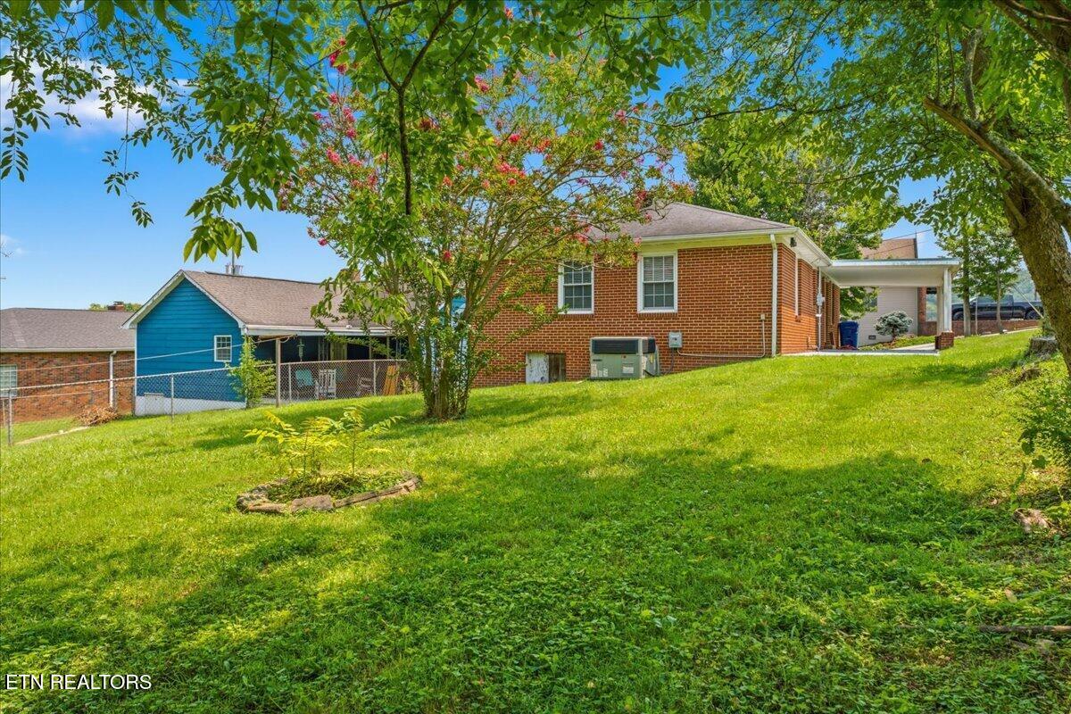 217 W Hicks Street Clinton TN 37716