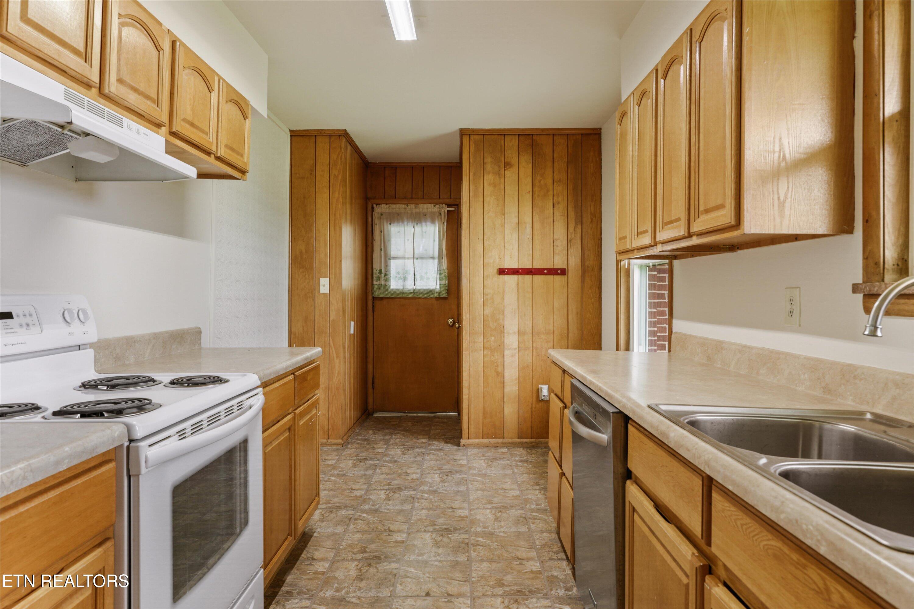 407 W College Avenue Friendsville TN 37737