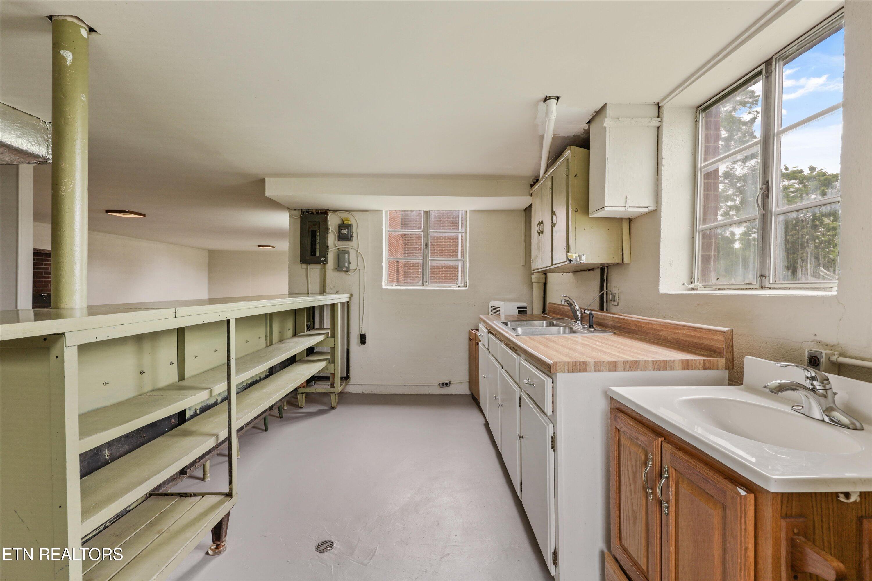 407 W College Avenue Friendsville TN 37737