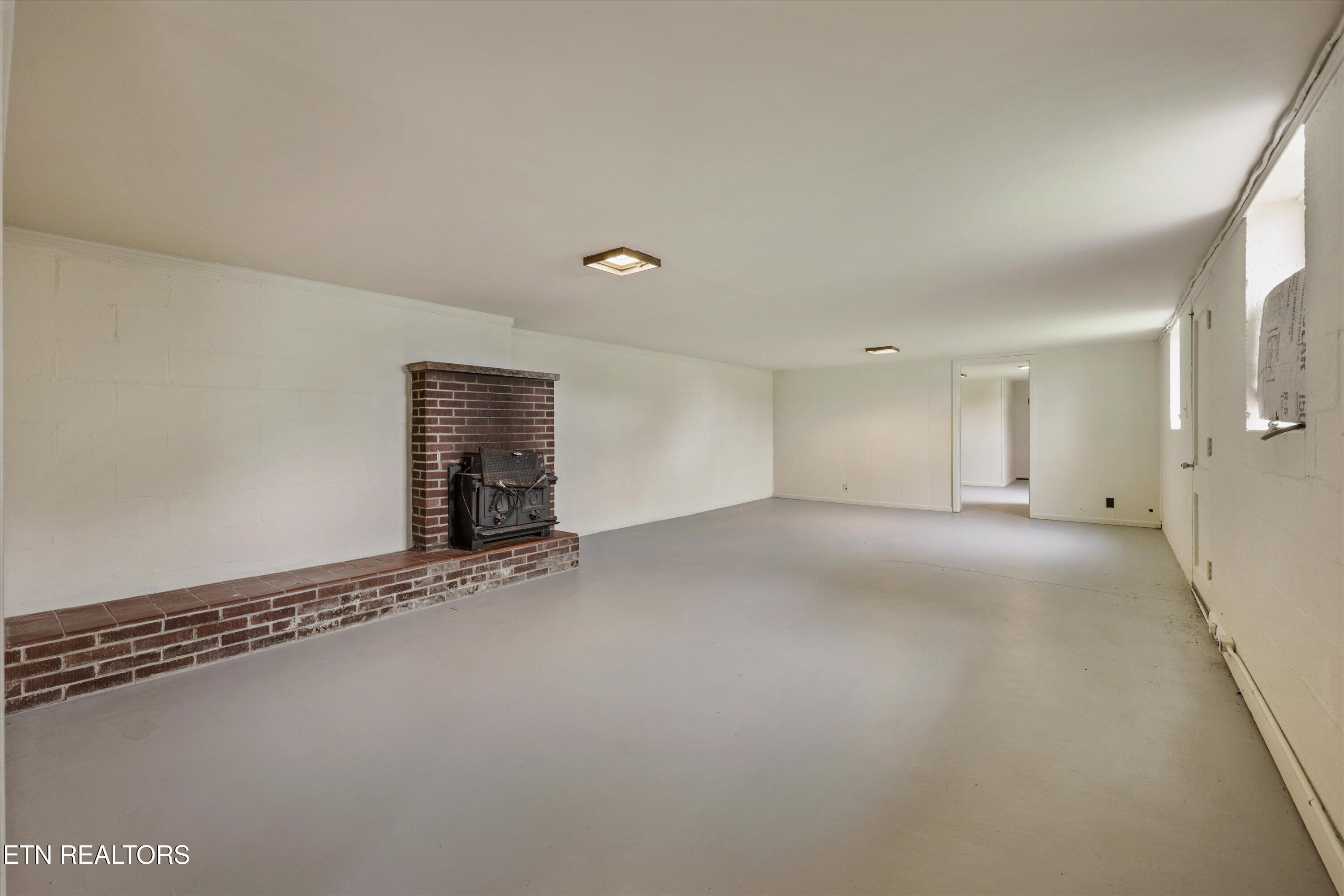 407 W College Avenue Friendsville TN 37737