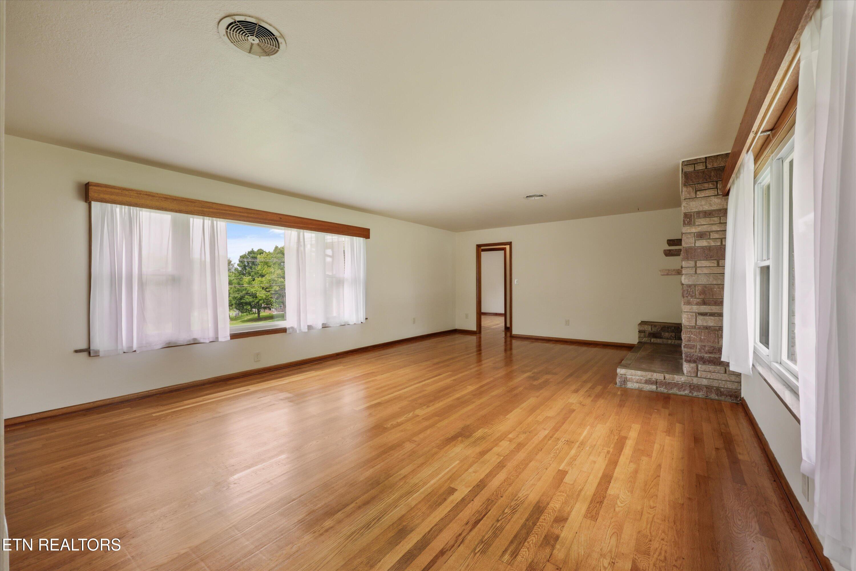 407 W College Avenue Friendsville TN 37737