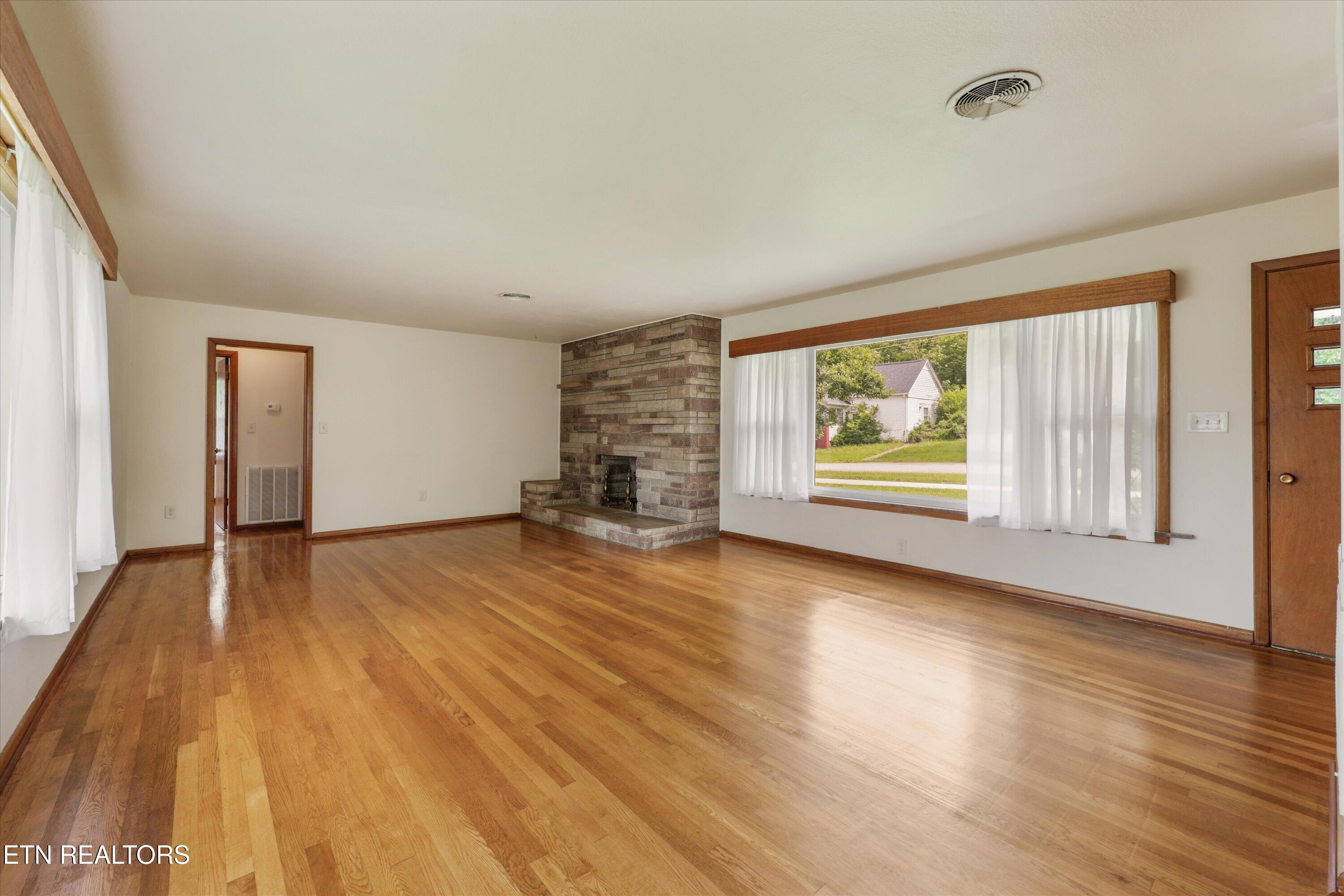 407 W College Avenue Friendsville TN 37737