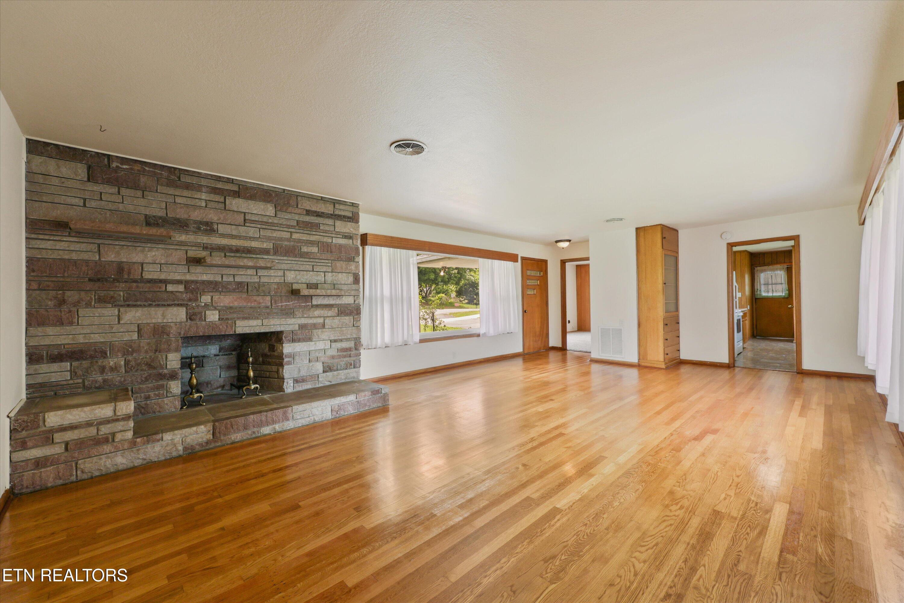 407 W College Avenue Friendsville TN 37737