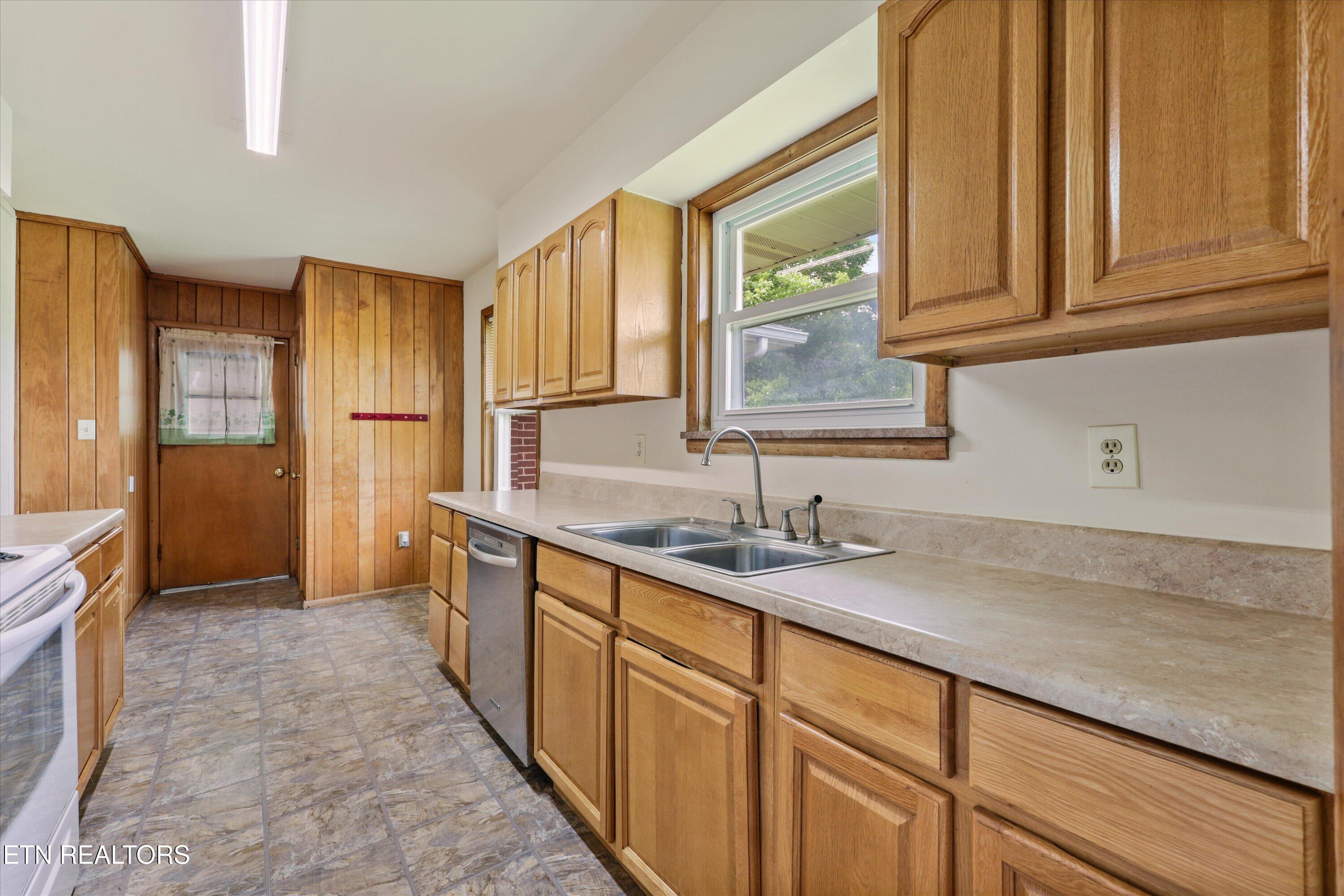 407 W College Avenue Friendsville TN 37737