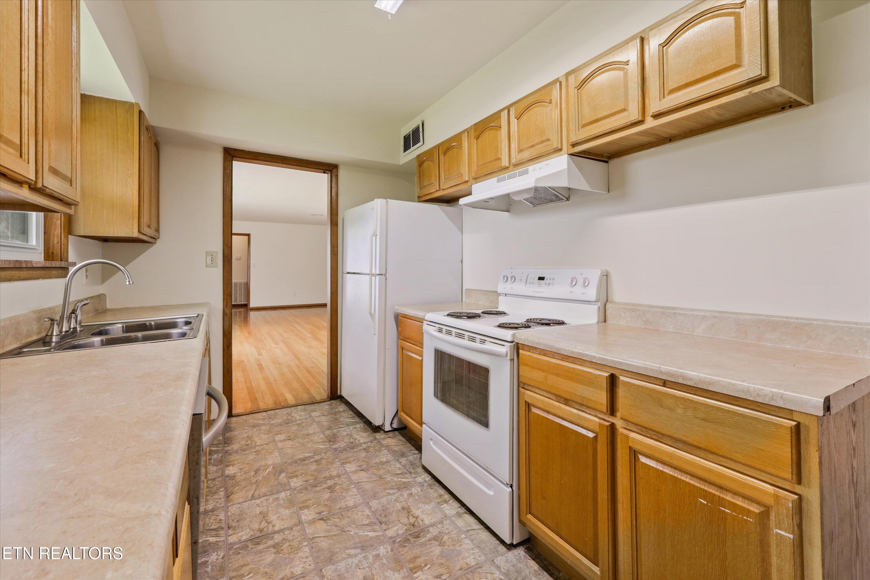 407 W College Avenue Friendsville TN 37737